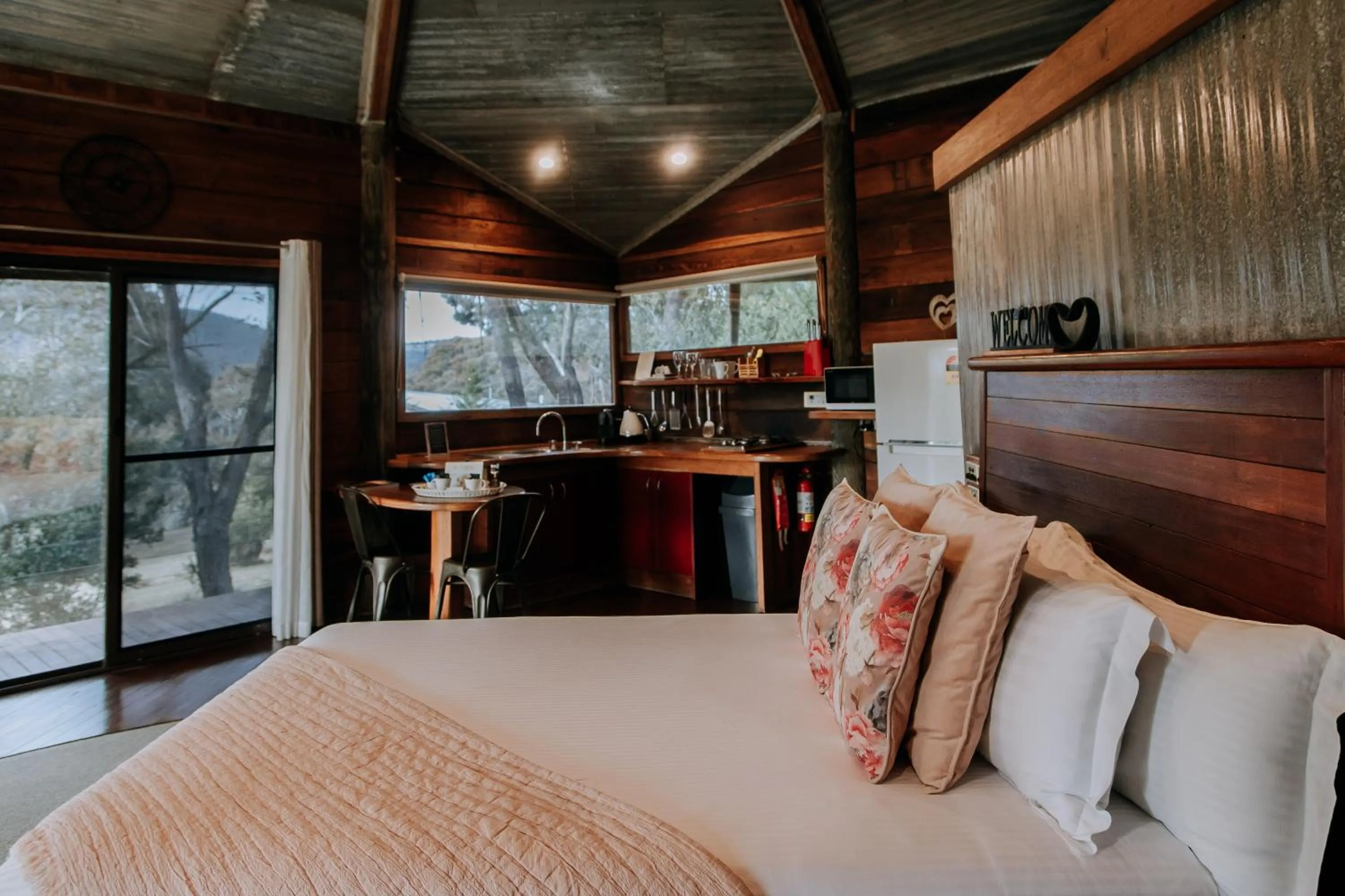 Photo of the whole room, Bed in Eagle View Escape