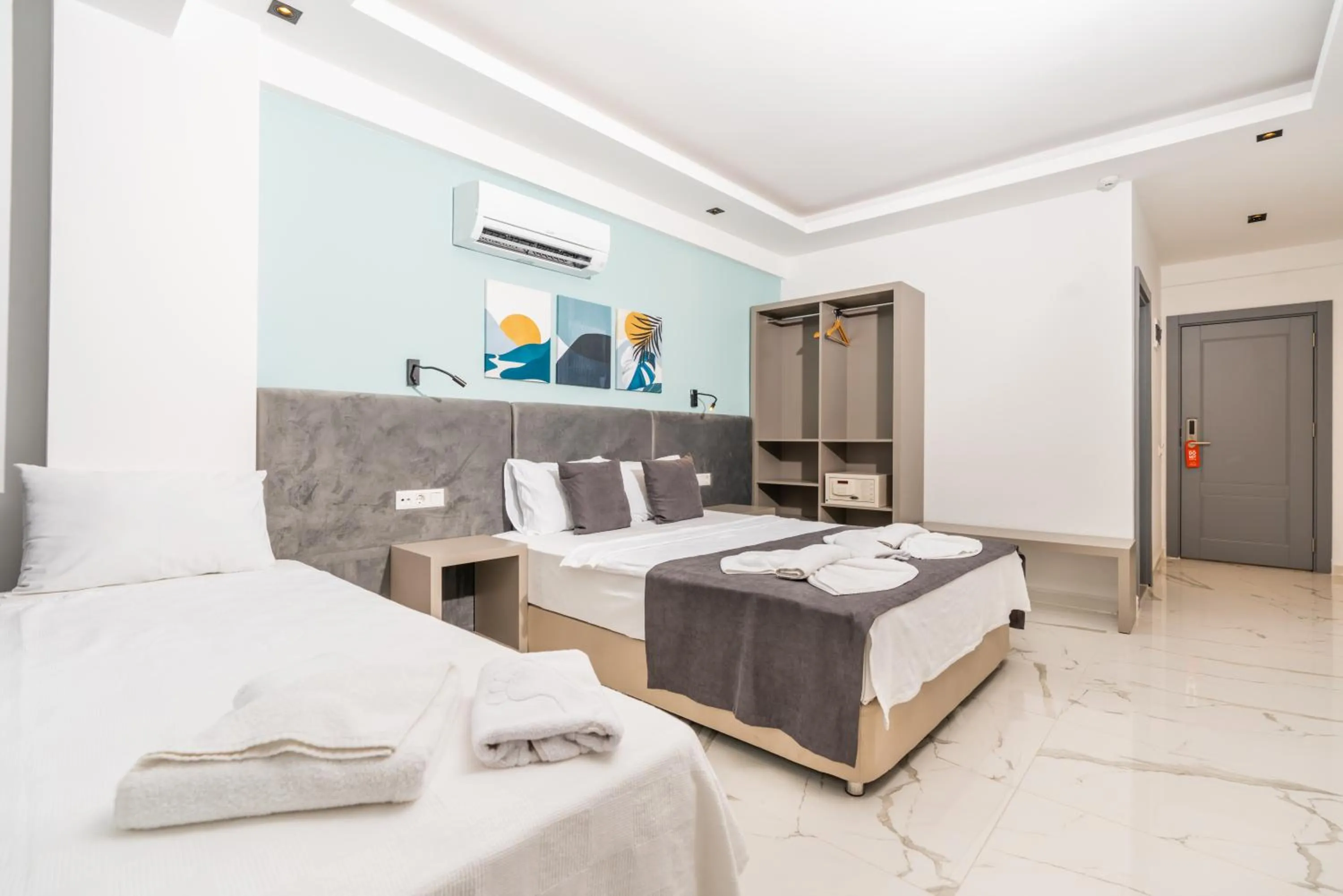 Photo of the whole room in Leonis Hotel