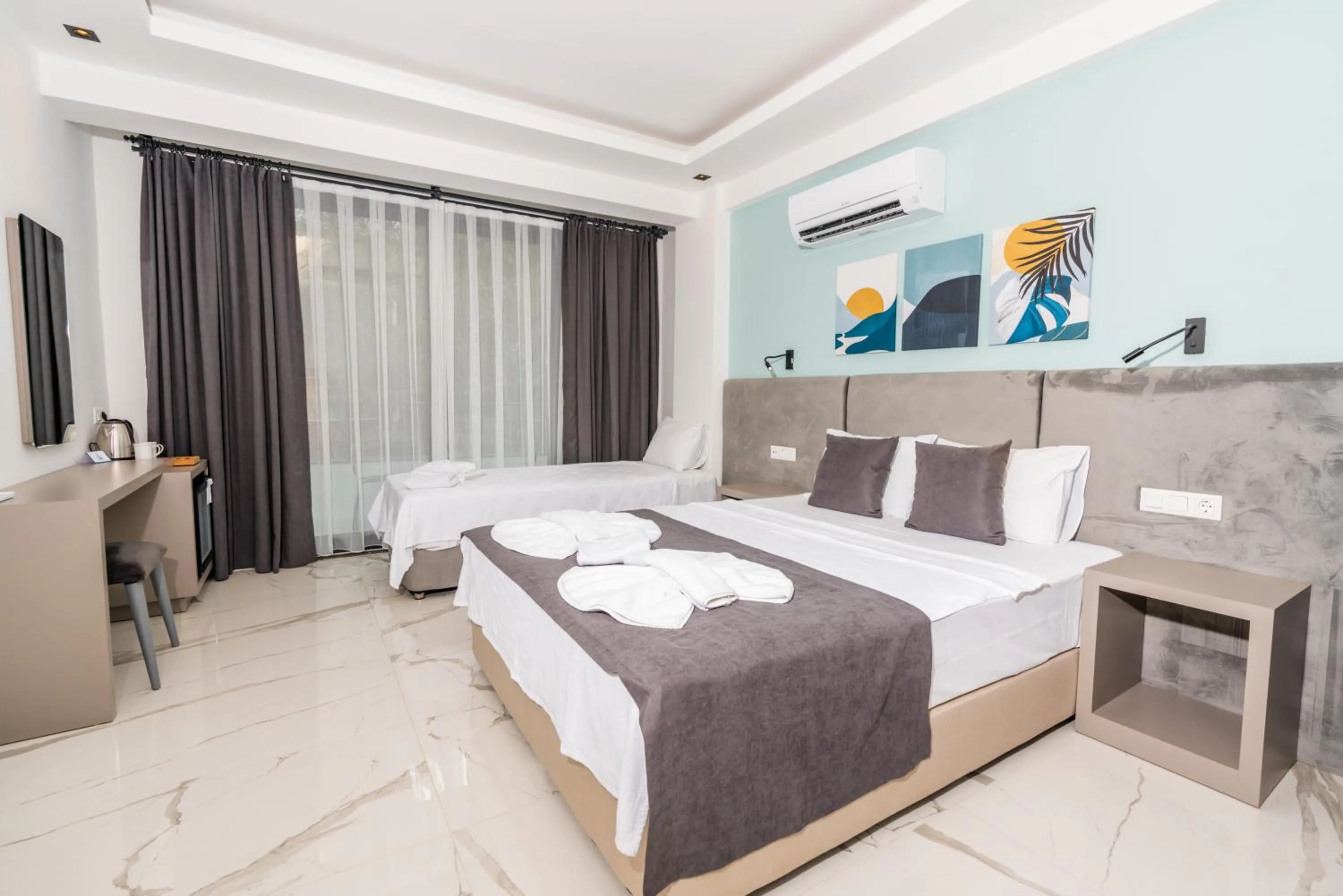 Photo of the whole room in Leonis Hotel