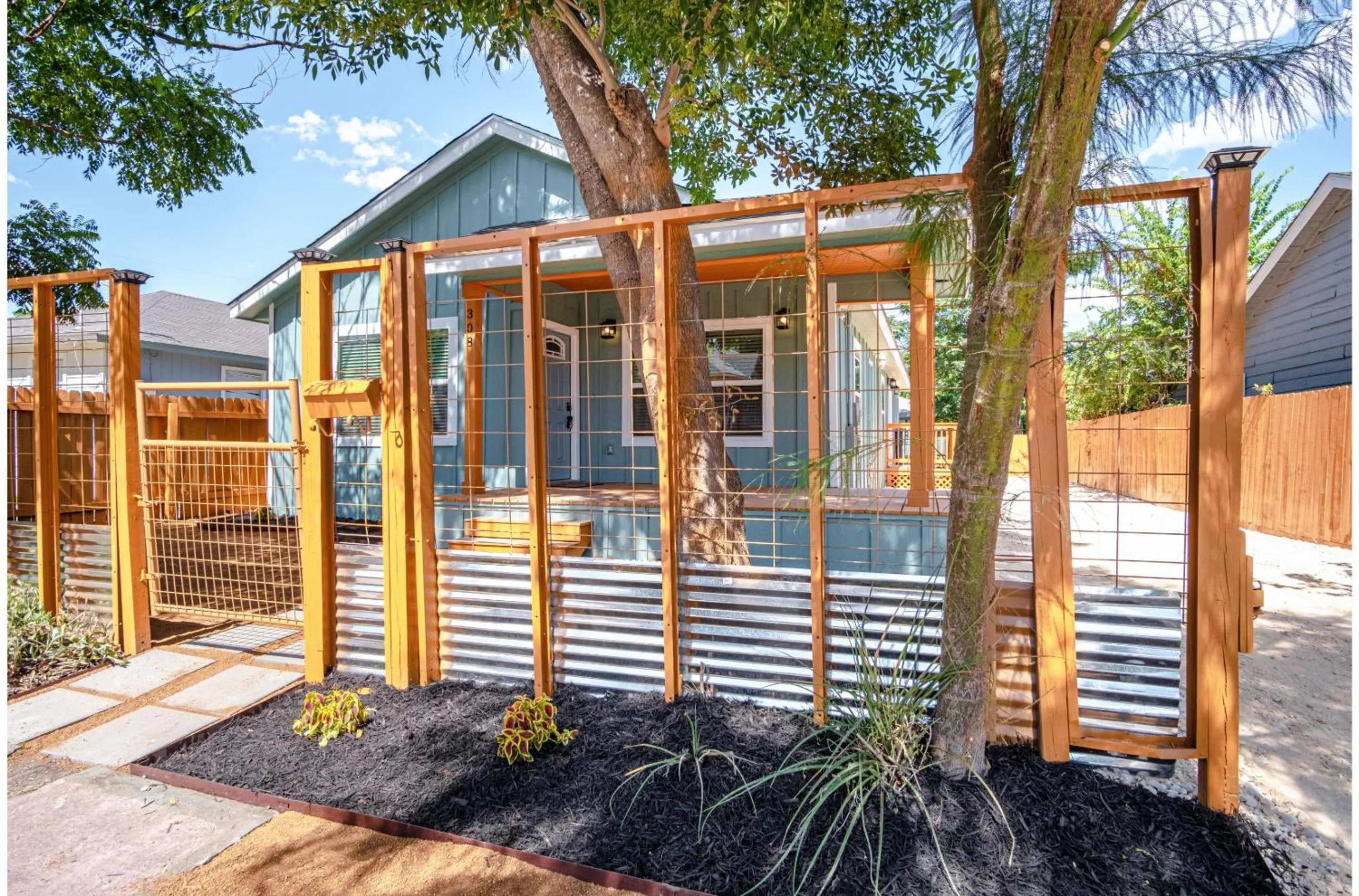 Property building in Newly Remodeled 4BR 2BA Near Amazing Downtown