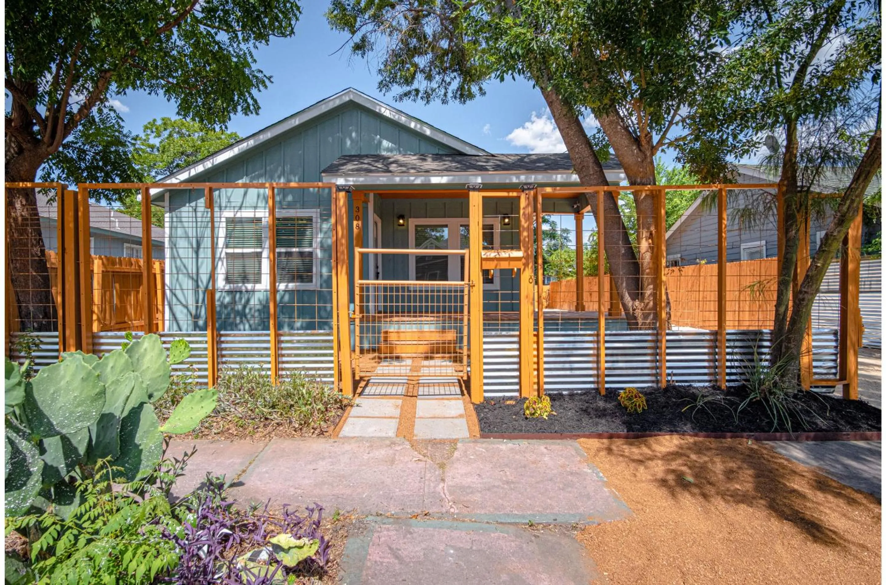 Facade/entrance in Newly Remodeled 4BR 2BA Near Amazing Downtown