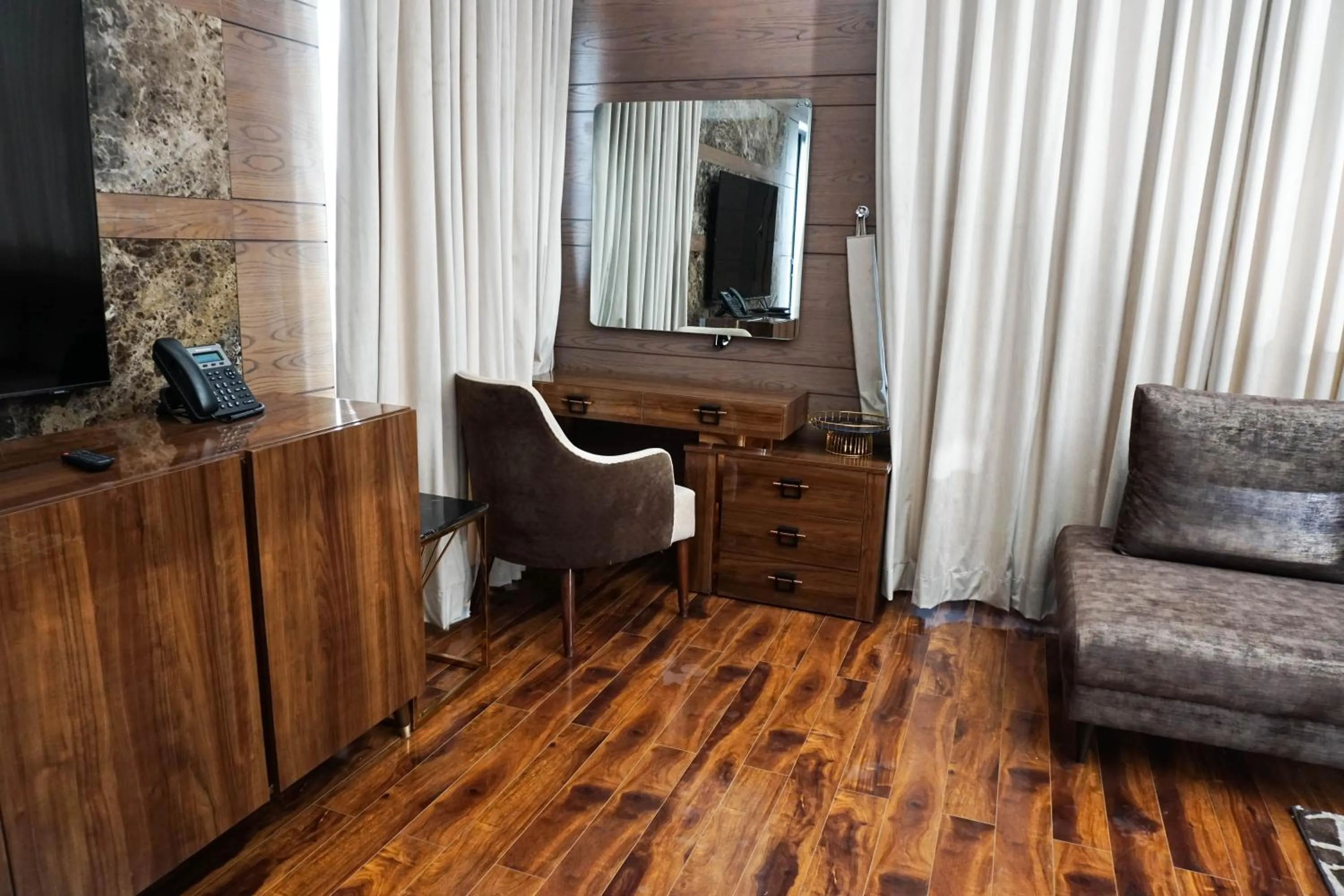 TV and multimedia in OXVUE Boutique Hotel