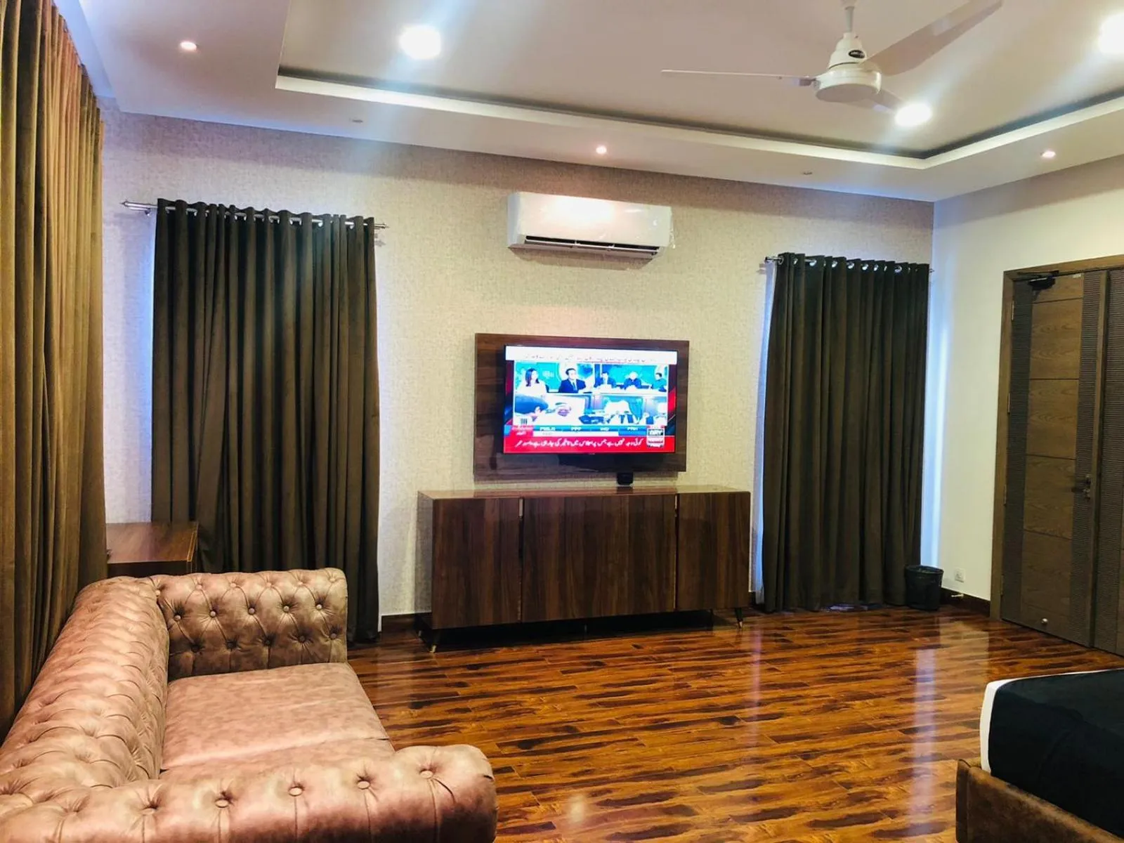 TV and multimedia in OXVUE Boutique Hotel