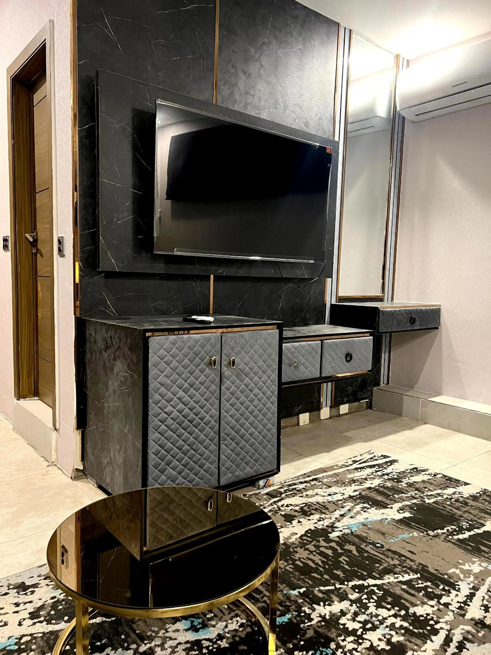 Communal lounge/ TV room in OXVUE Boutique Hotel