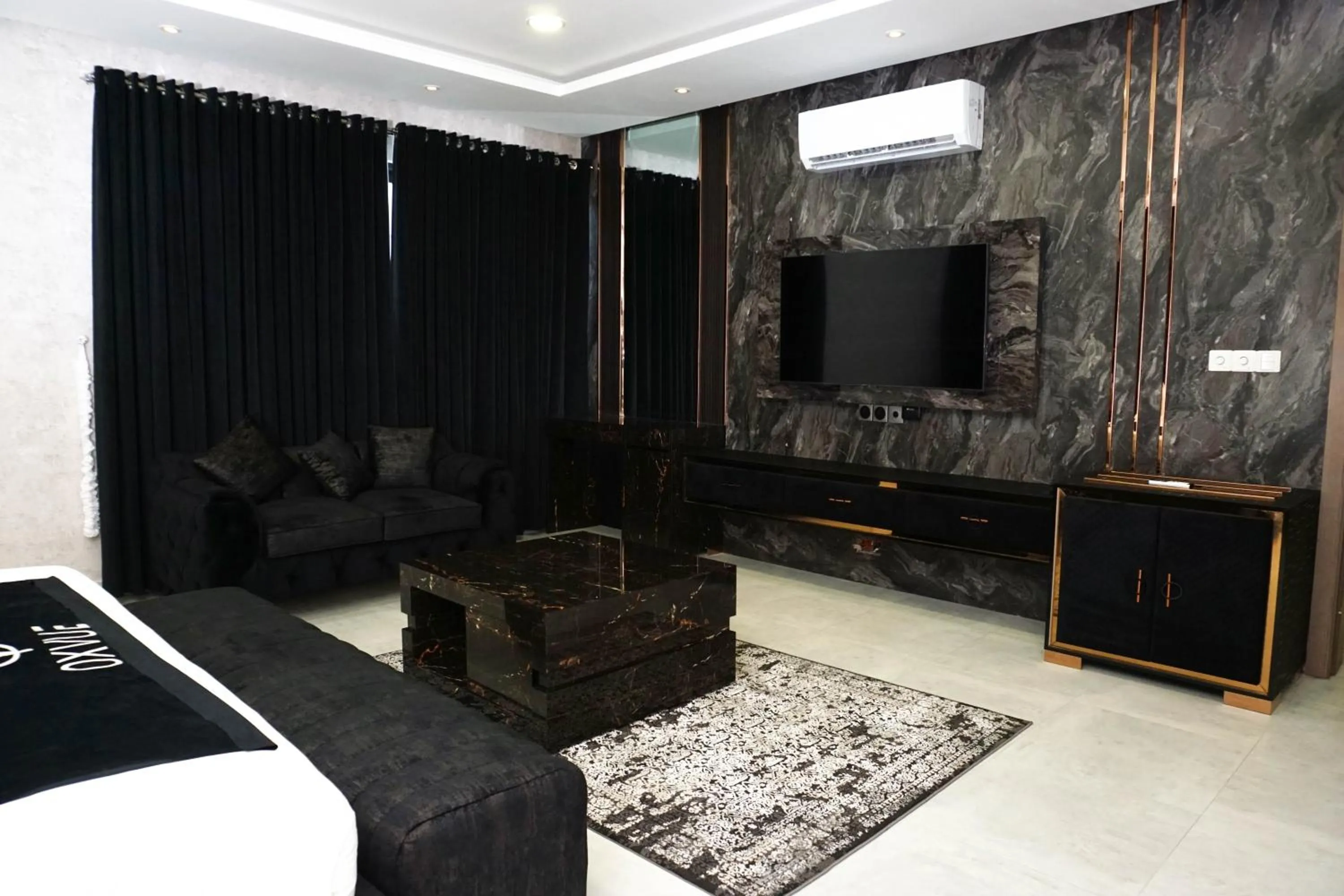 TV and multimedia in OXVUE Boutique Hotel