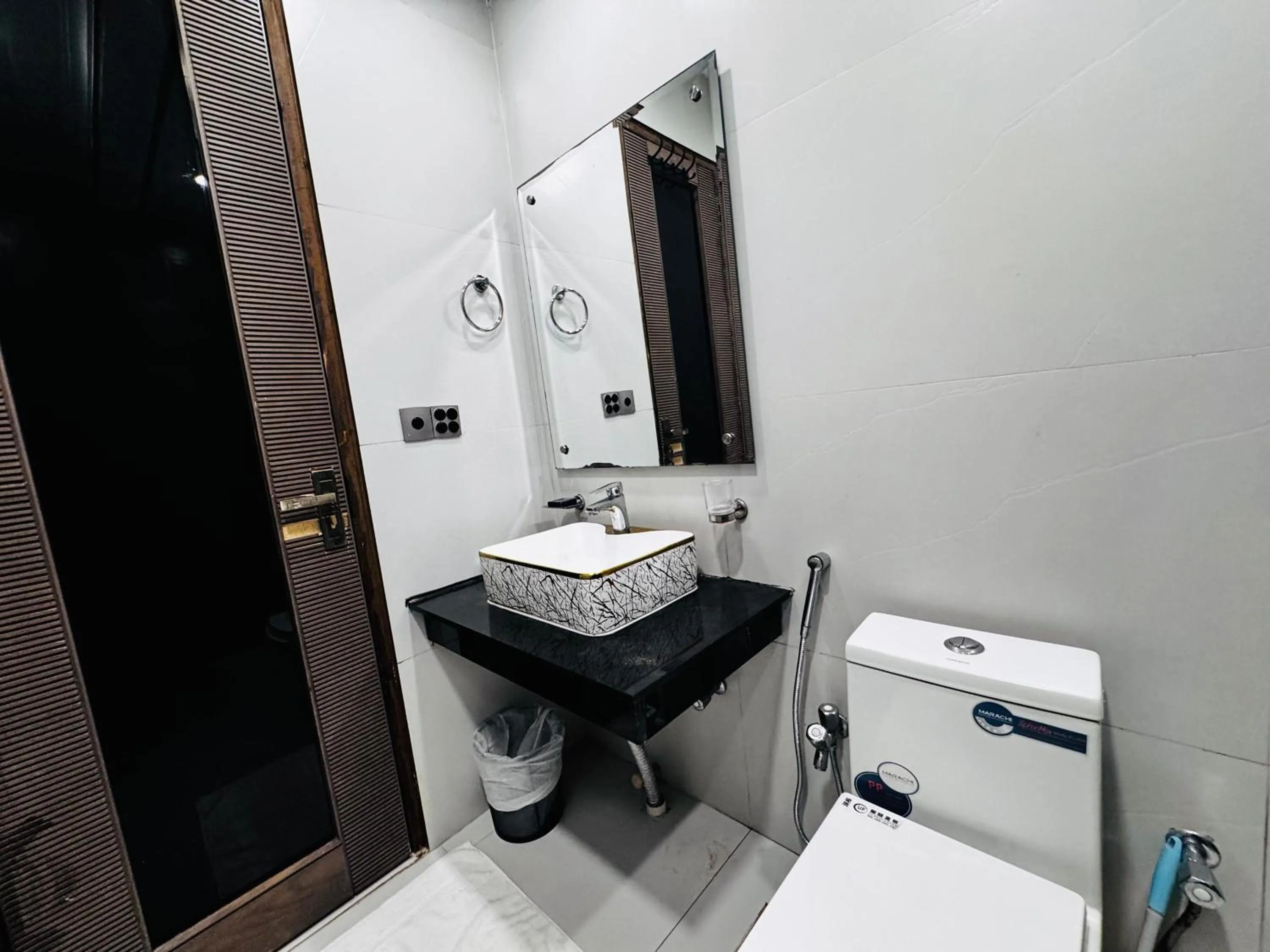 Toilet in OXVUE Boutique Hotel