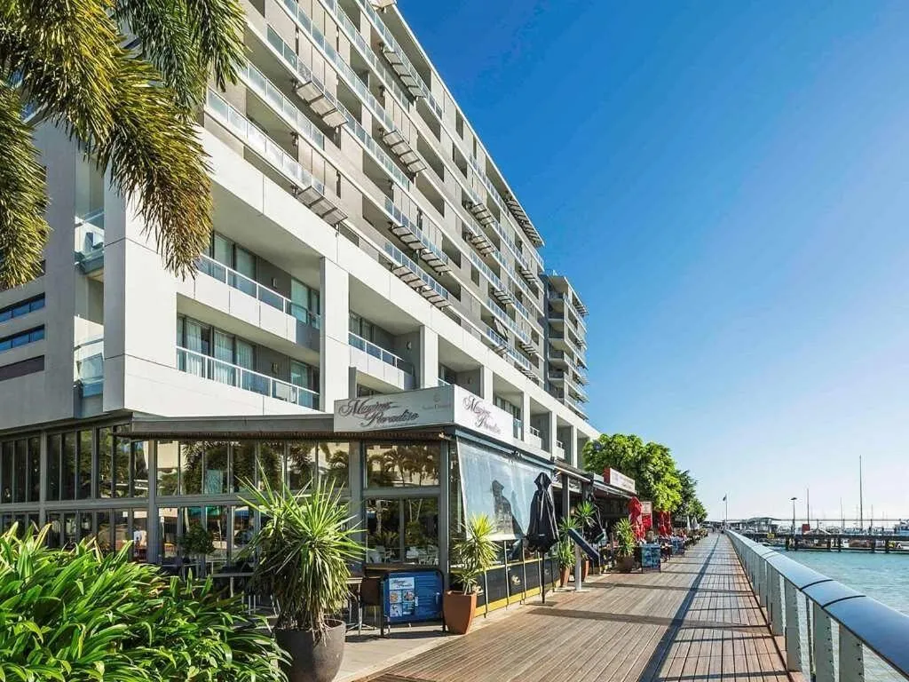 Property building in Lovely One Bedroom Apartment "Cairns Harbour Lights"