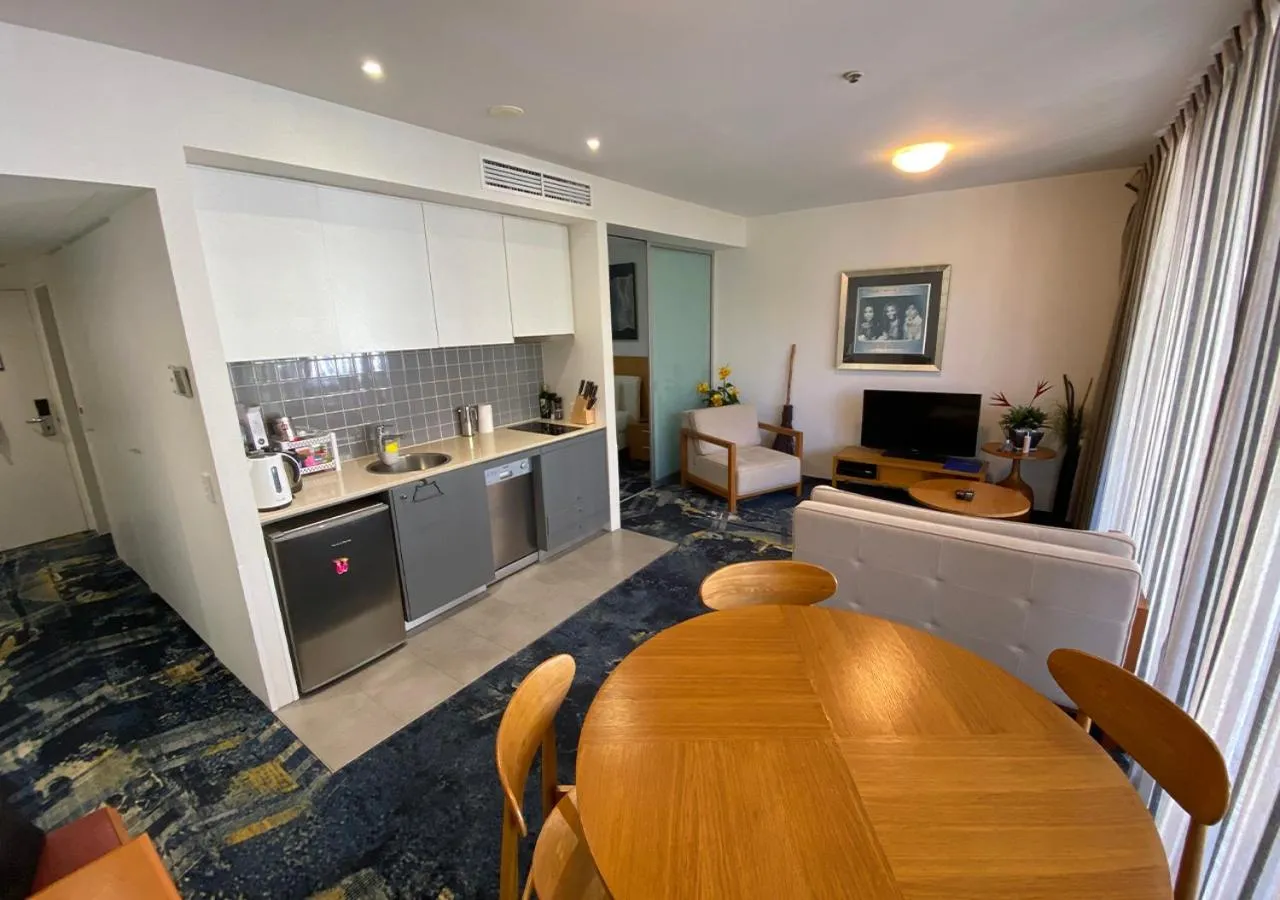Kitchen or kitchenette in Lovely One Bedroom Apartment "Cairns Harbour Lights"