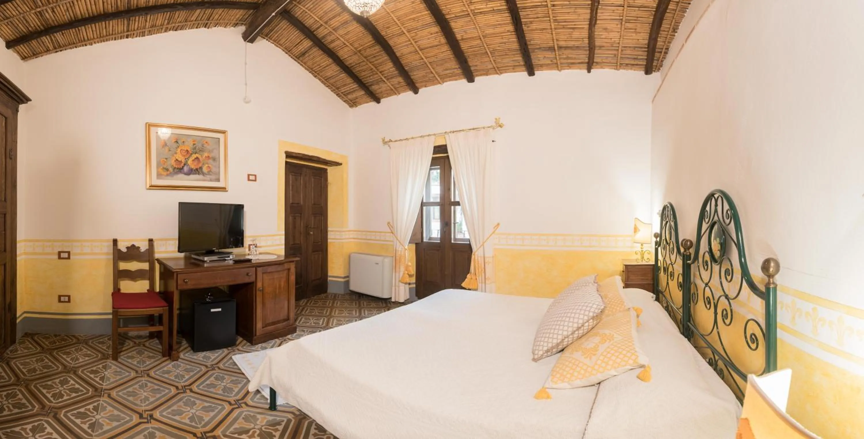 Bed in Hotel Anticos Palathos