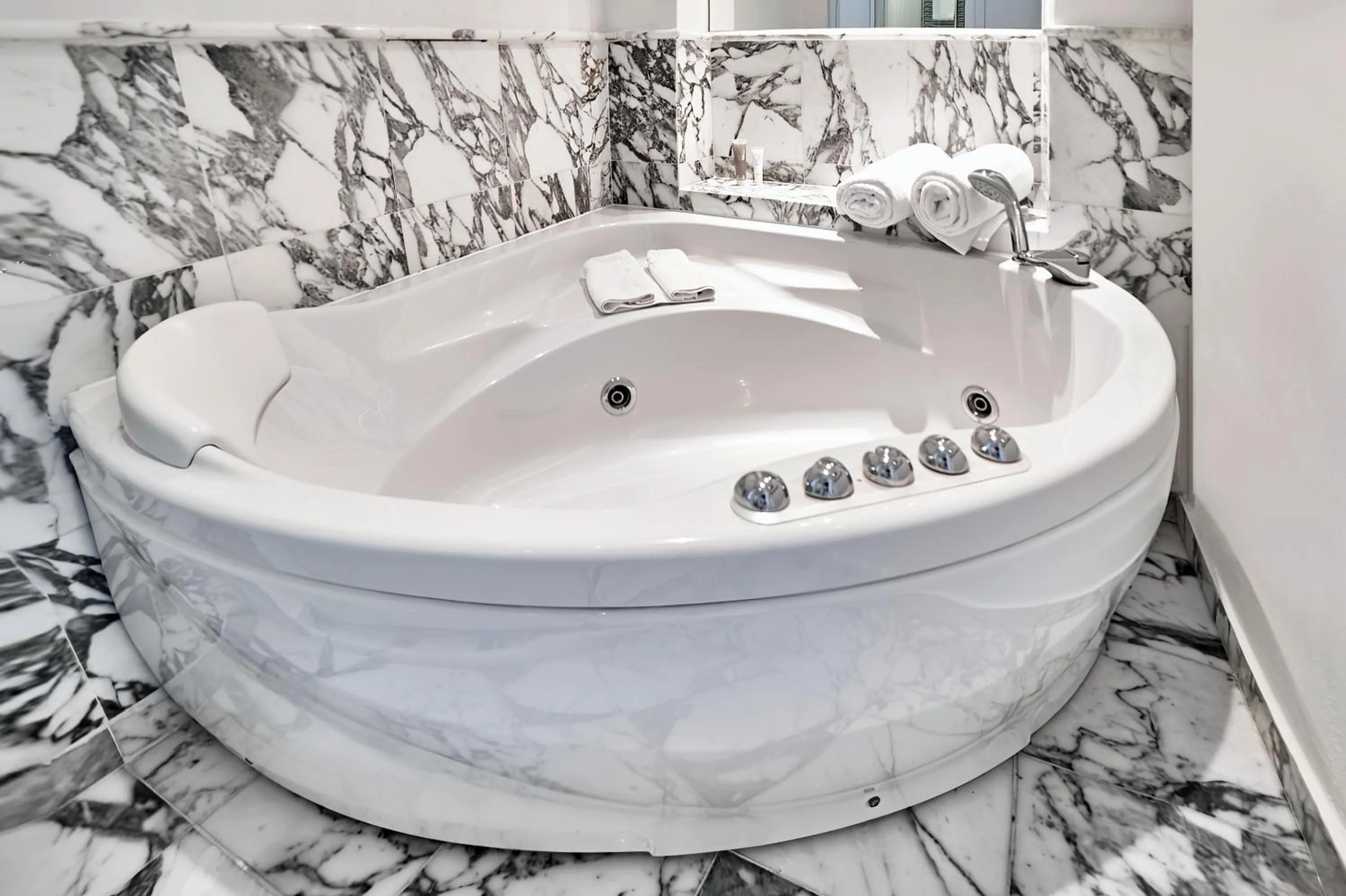 Bathroom in Mondial Resort & Spa