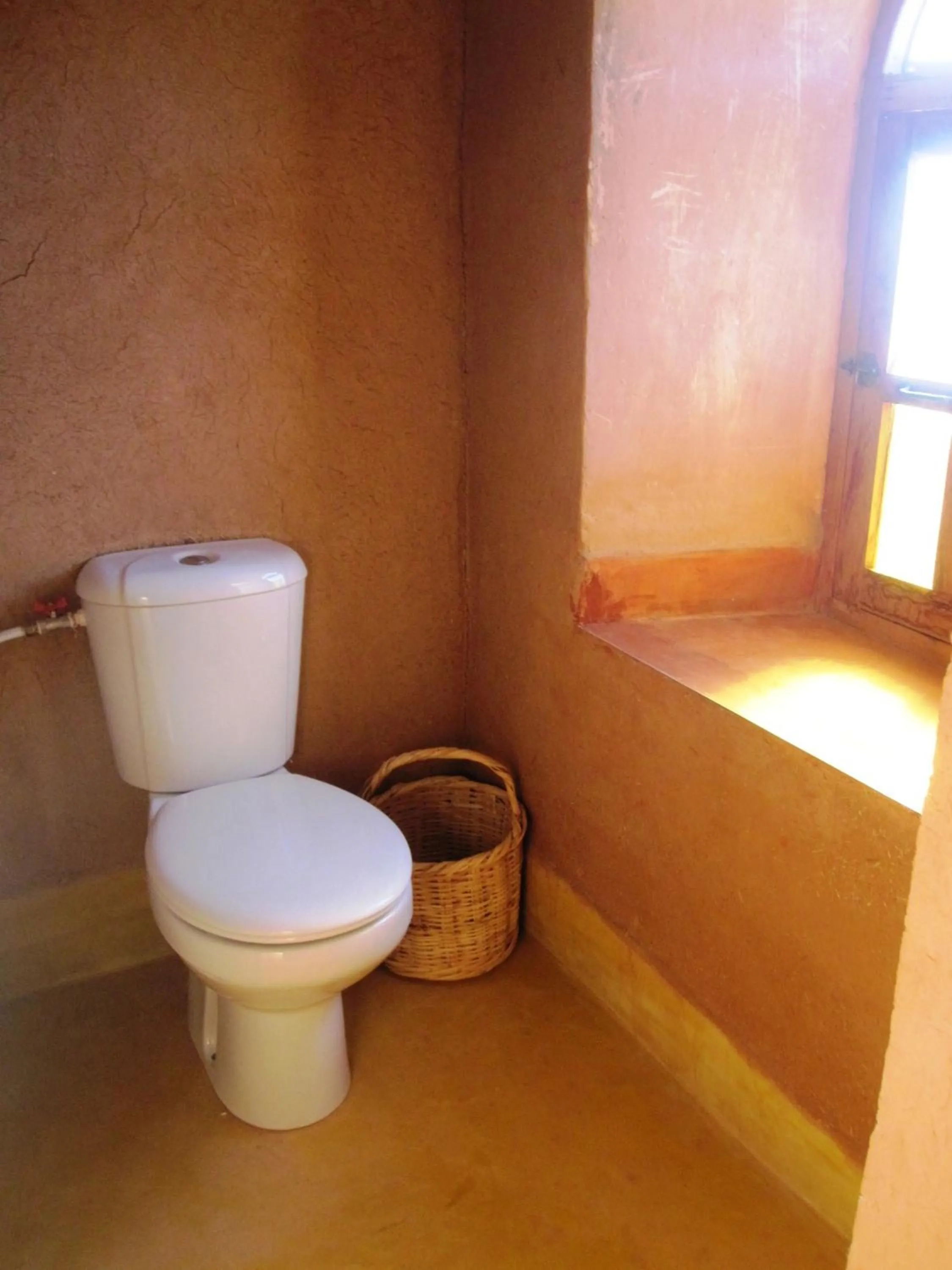 Toilet in Casbah d'hôte La Jeanne Tourisme Ecologique