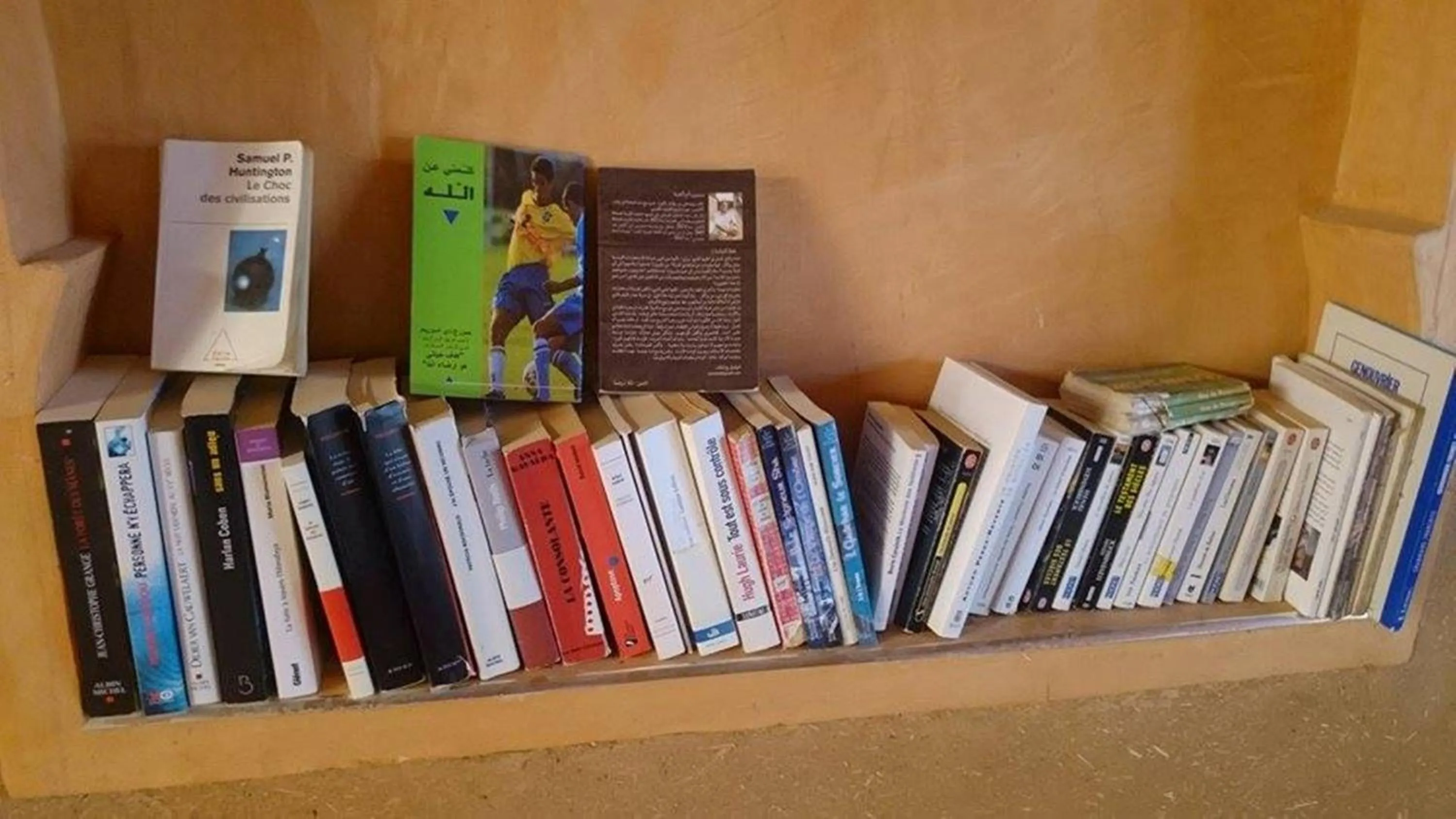 Library in Casbah d'hôte La Jeanne Tourisme Ecologique