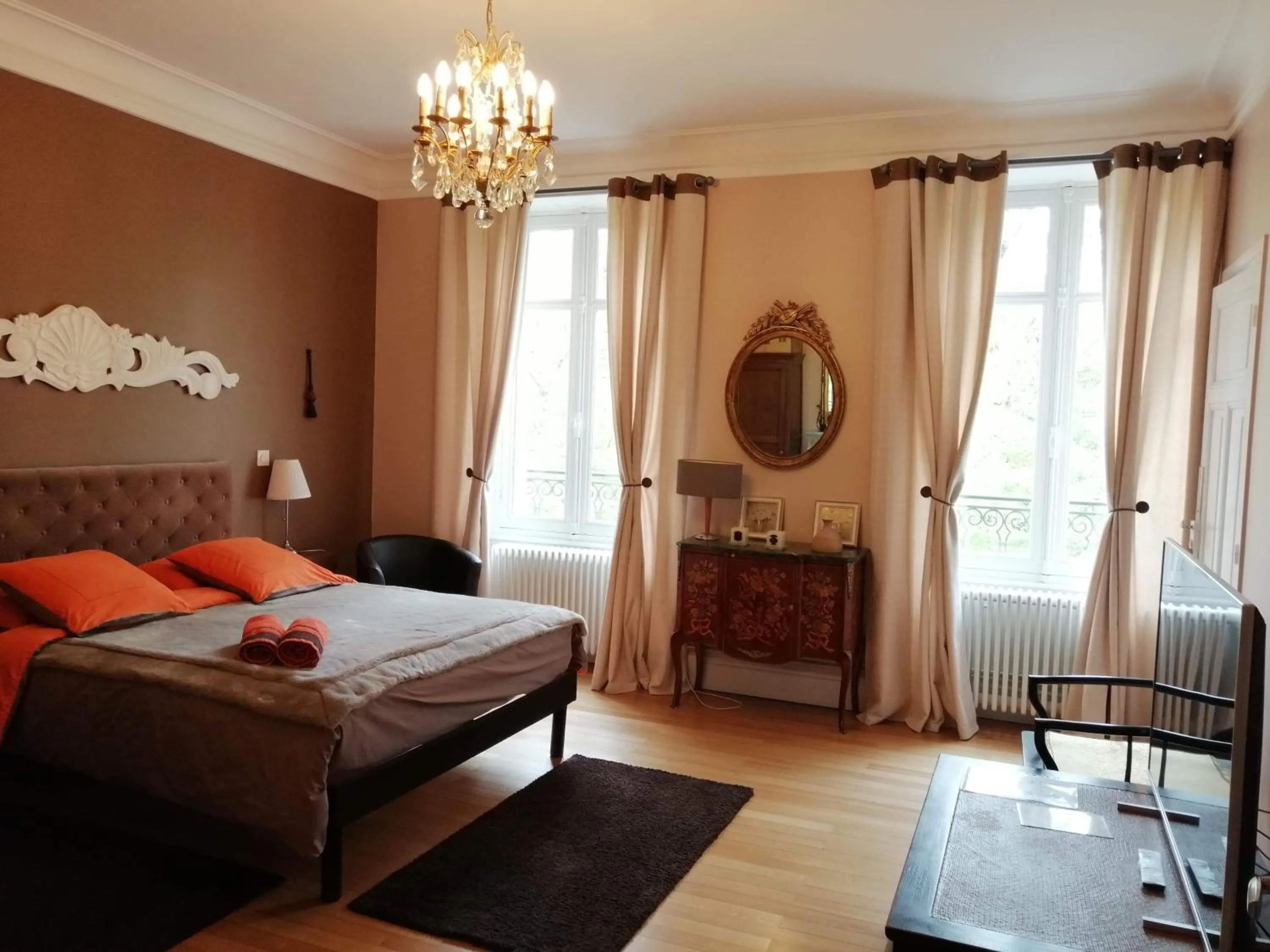 Bed in Chambres d'Hôtes de luxe Côté Parc-Côté Jardin avec parking privé gratuit