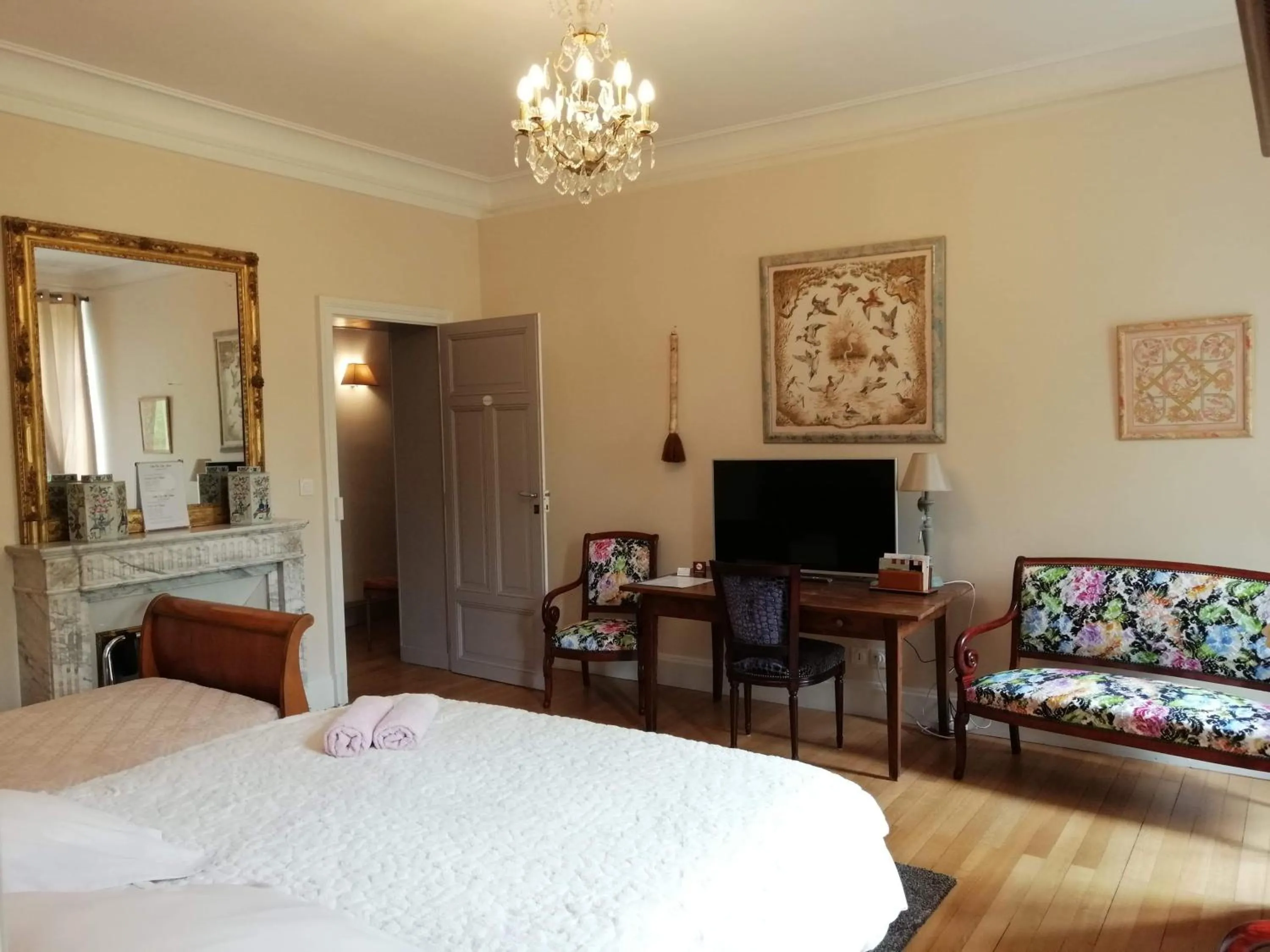Bed in Chambres d'Hôtes de luxe Côté Parc-Côté Jardin avec parking privé gratuit