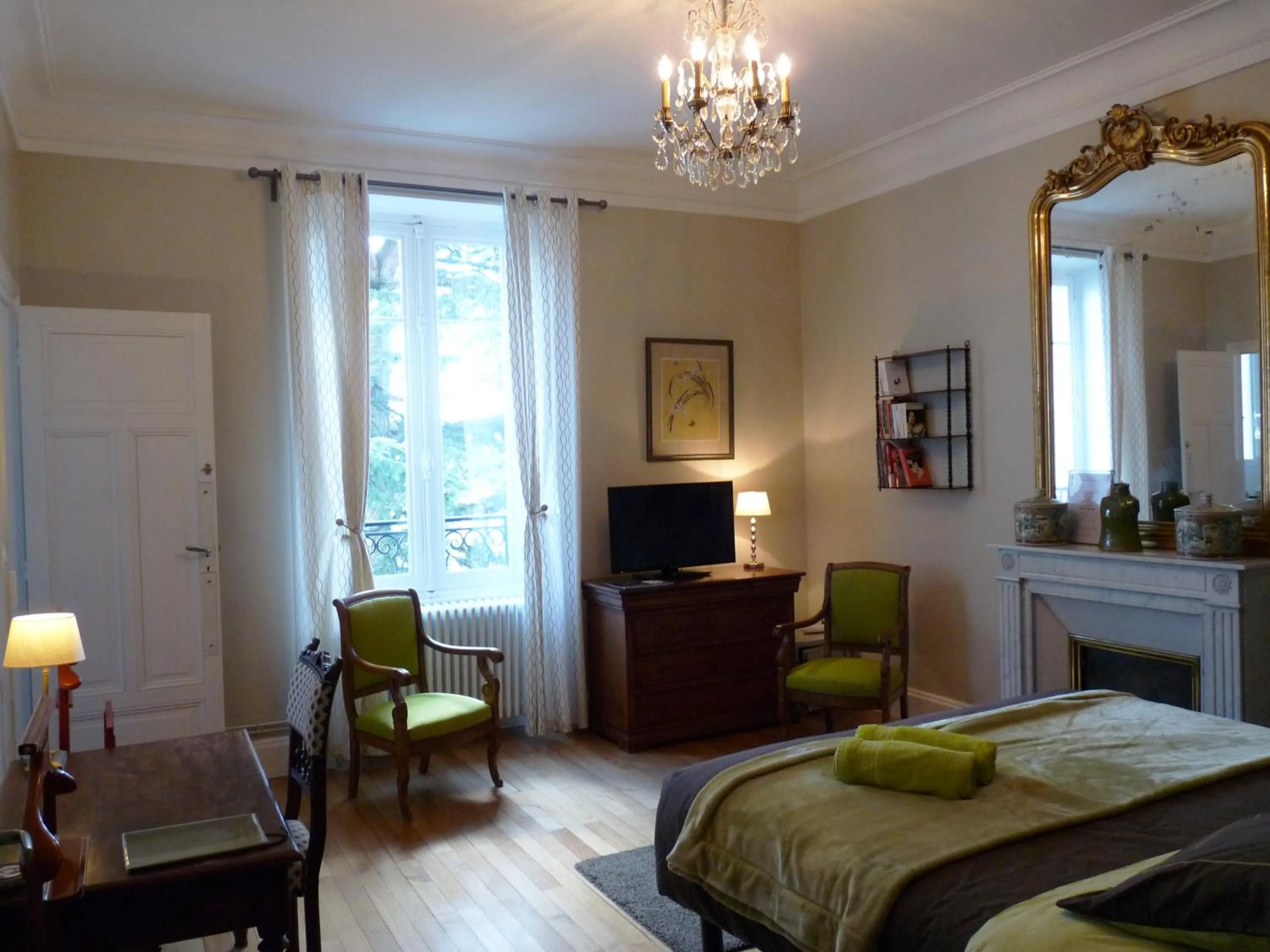 Photo of the whole room, Bed in Chambres d'Hôtes de luxe Côté Parc-Côté Jardin avec parking privé gratuit