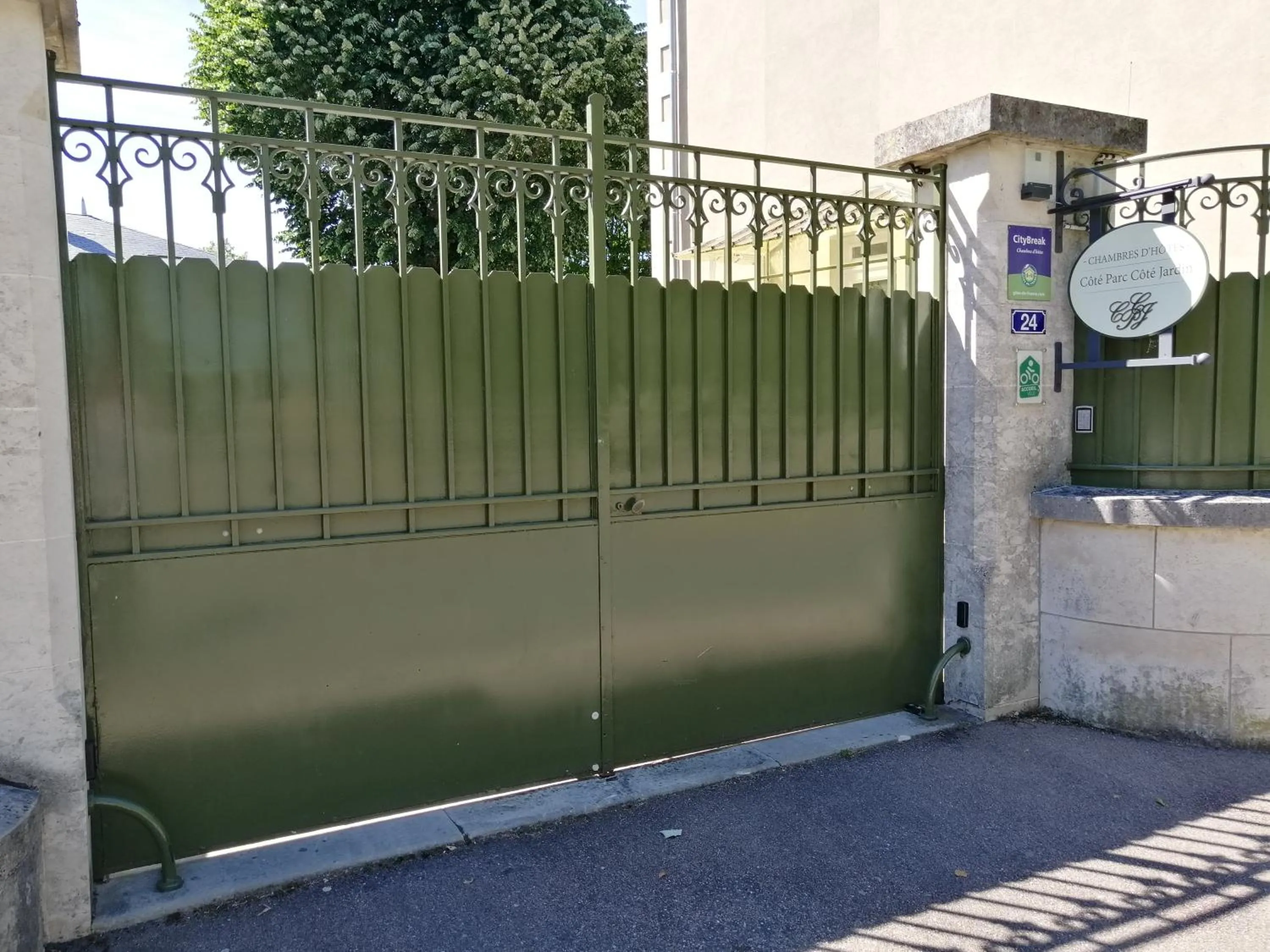 Facade/entrance in Chambres d'Hôtes de luxe Côté Parc-Côté Jardin avec parking privé gratuit