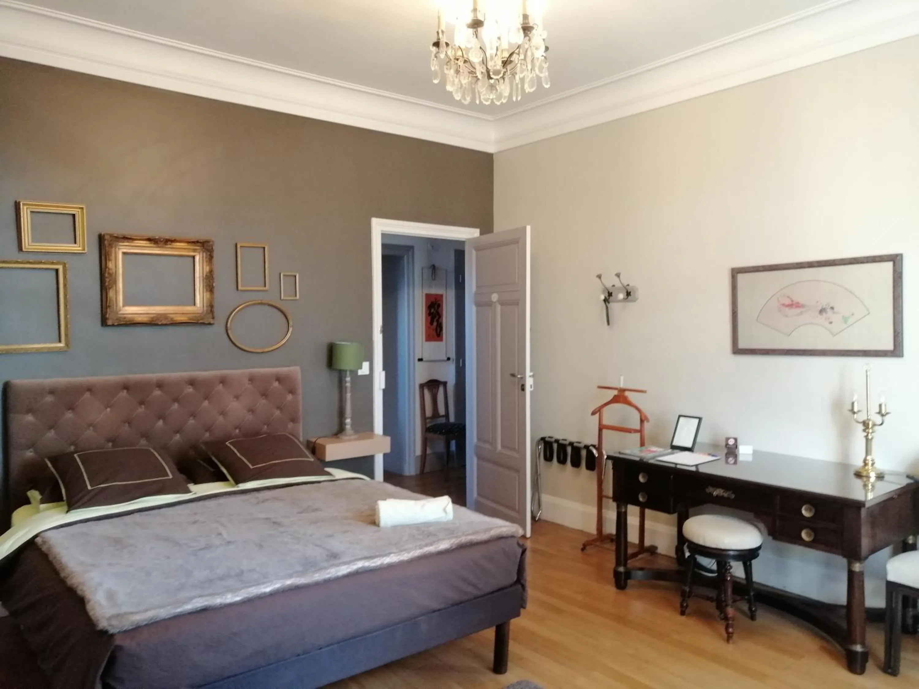 Bed in Chambres d'Hôtes de luxe Côté Parc-Côté Jardin avec parking privé gratuit
