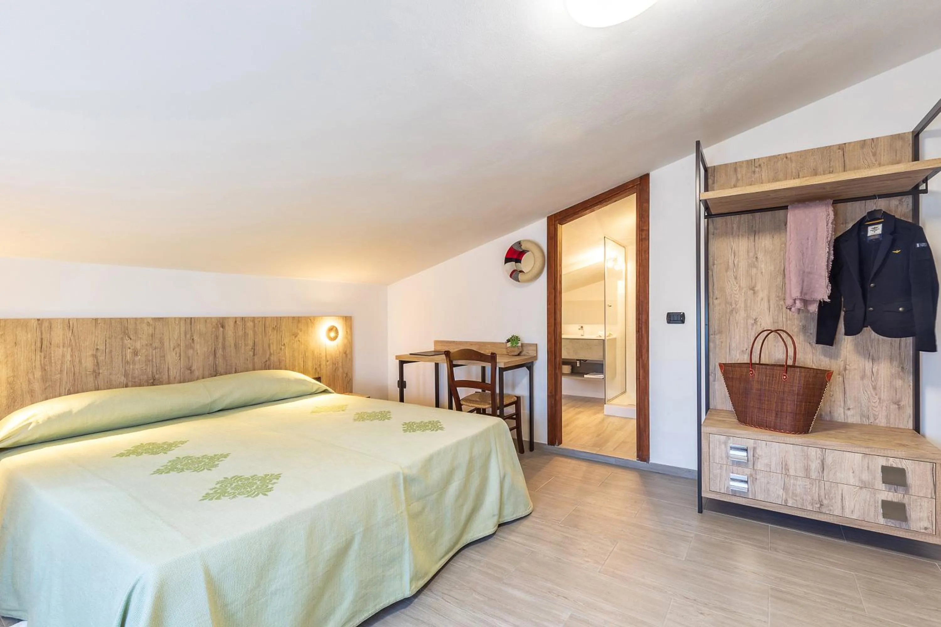 Bathroom, Bed in Hotel Santa Maria