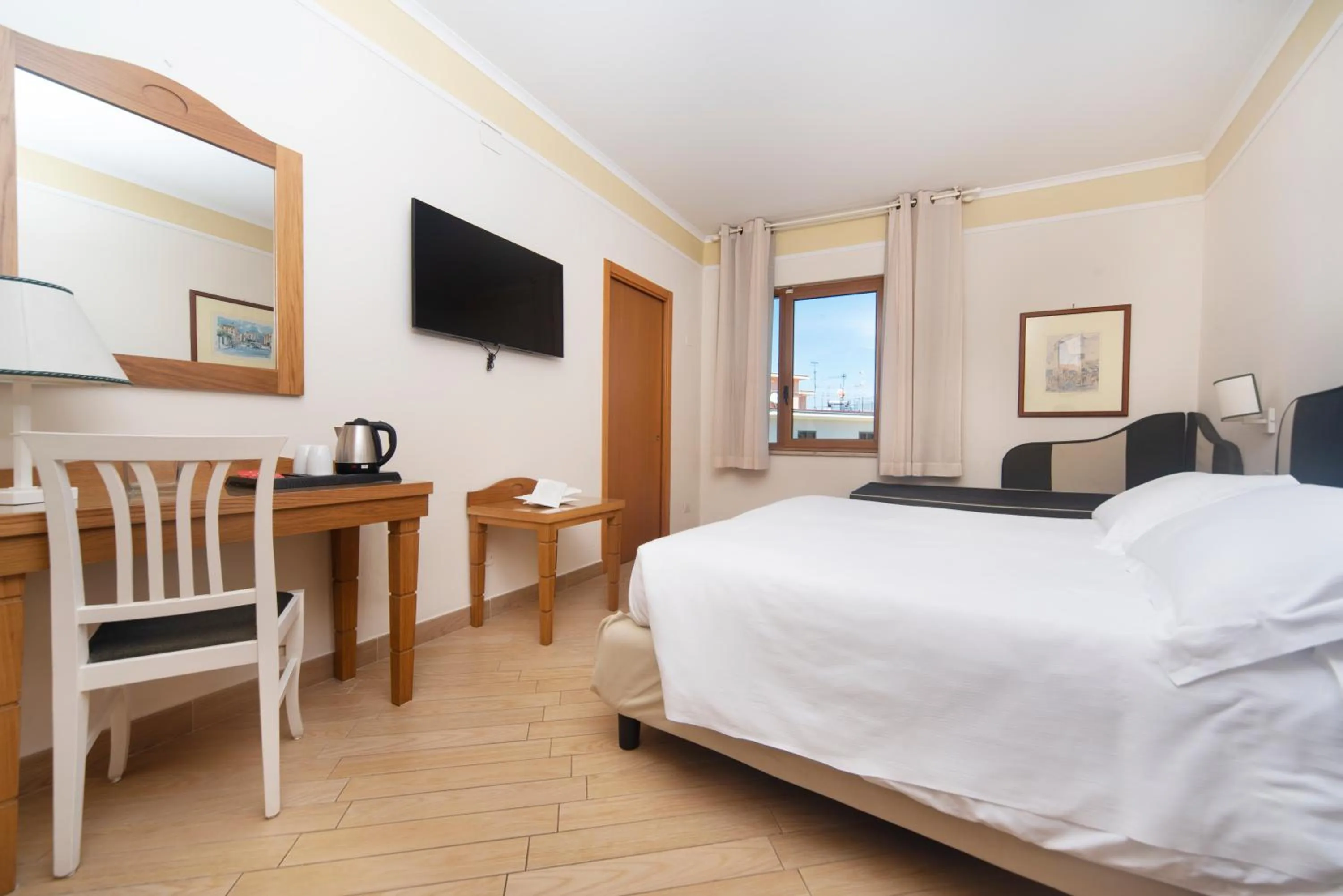 Bedroom, Bed in Hotel Tourist