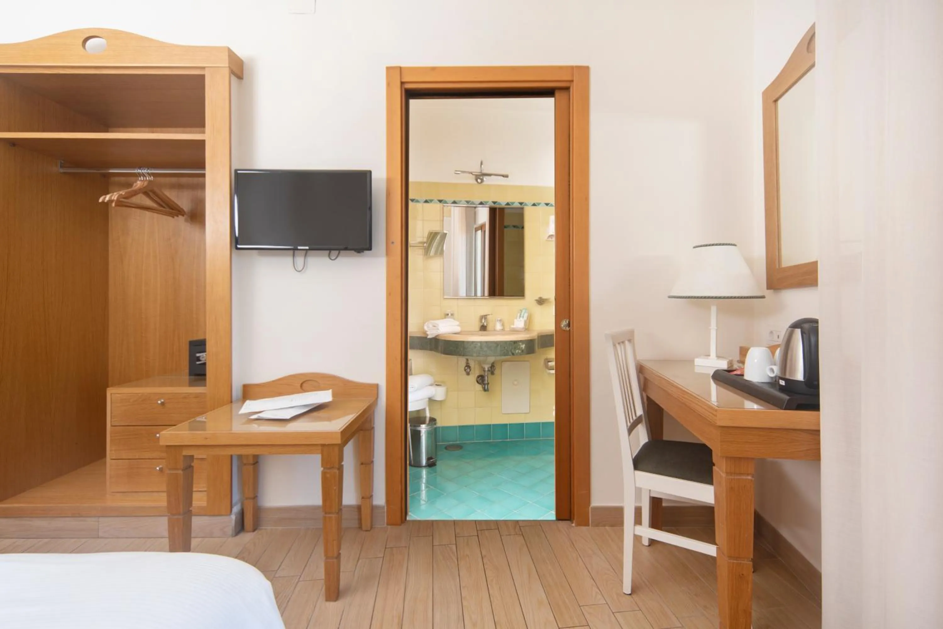 Bedroom, Bed in Hotel Tourist