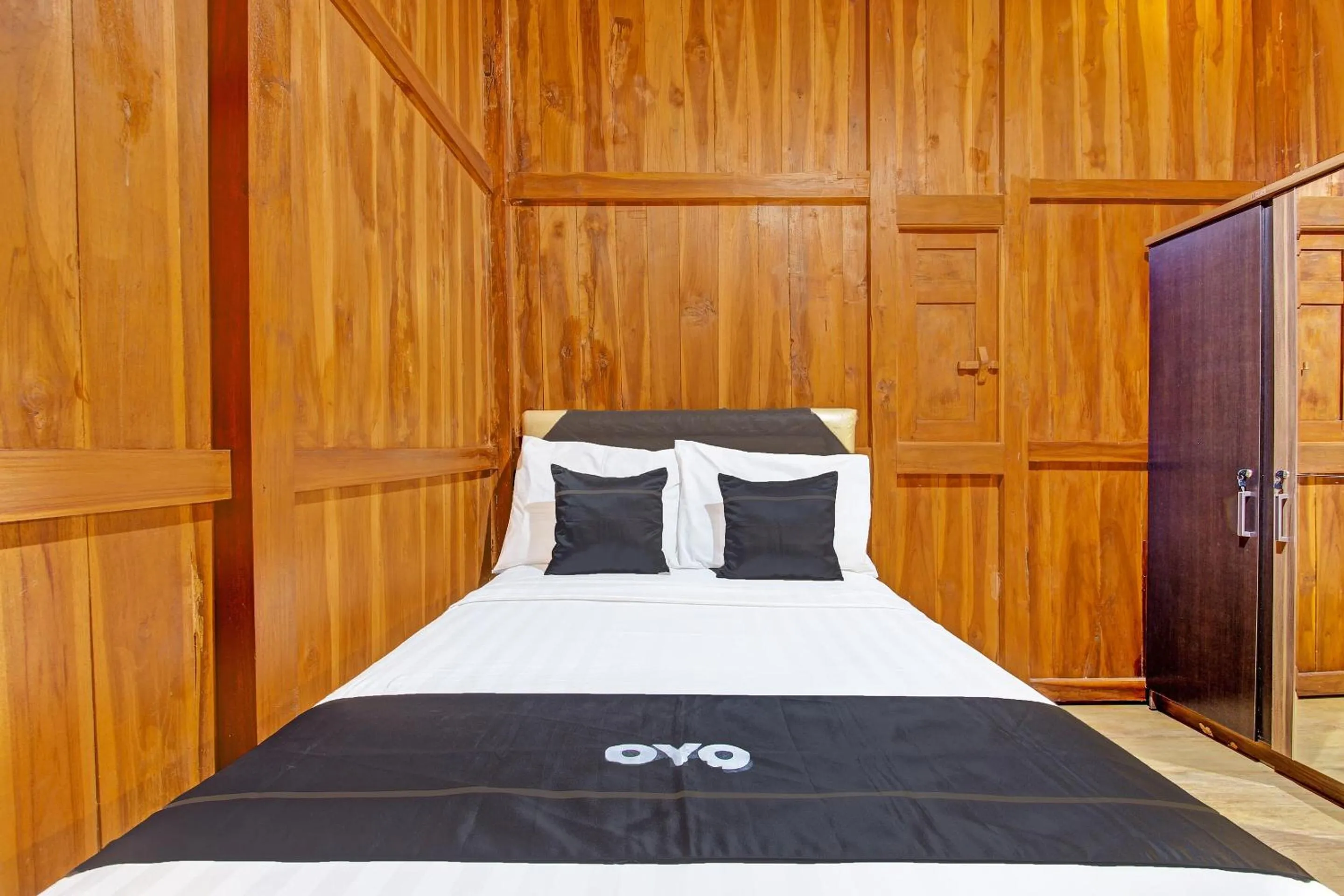 Bedroom, Bed in Collection O 91629 Ndalem Abhirama