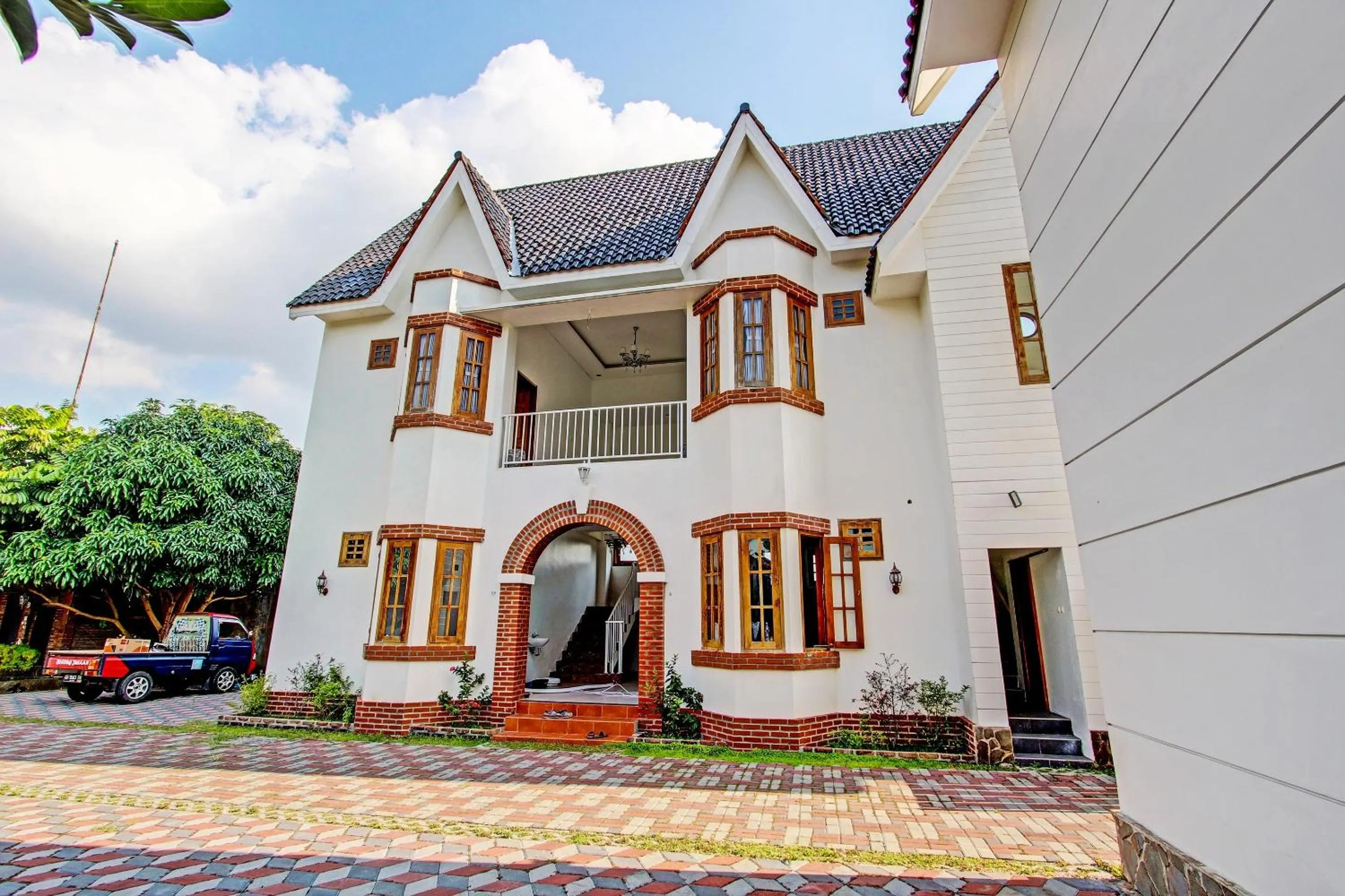 Facade/entrance in Collection O 91629 Ndalem Abhirama