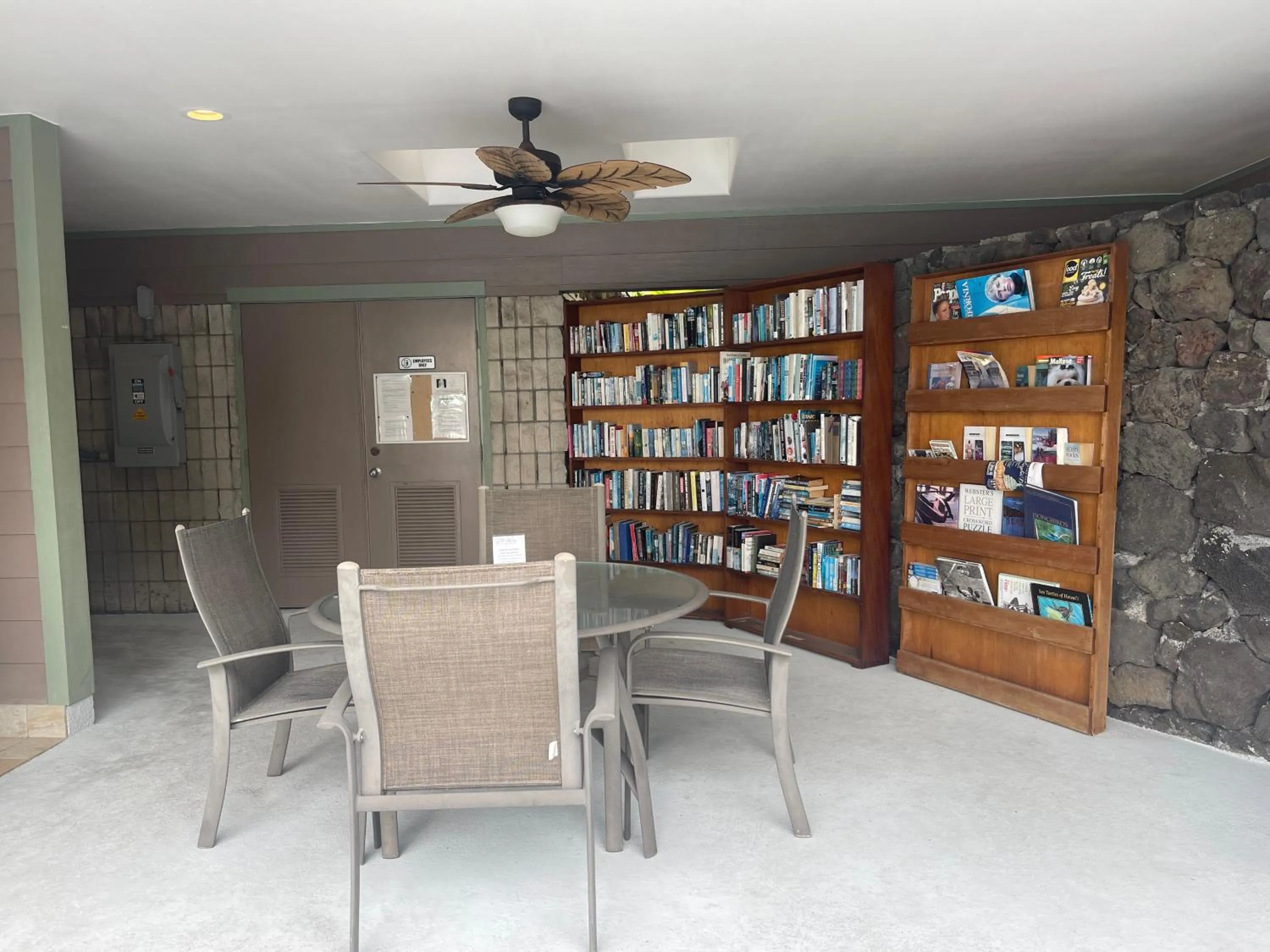 Library in Alii Villas Condominiums