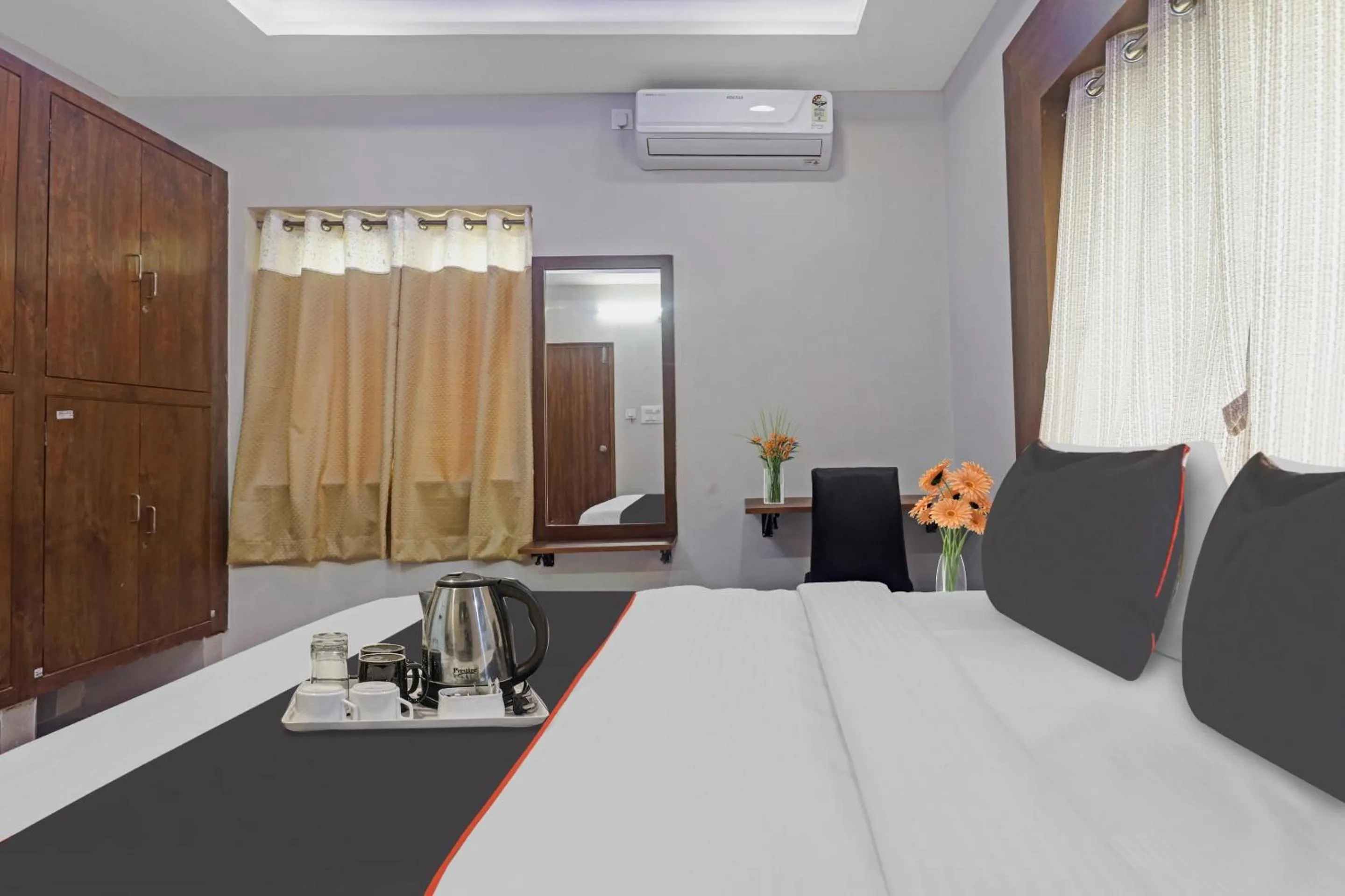 Bedroom, Bed in Super Capital O Srinika Inn