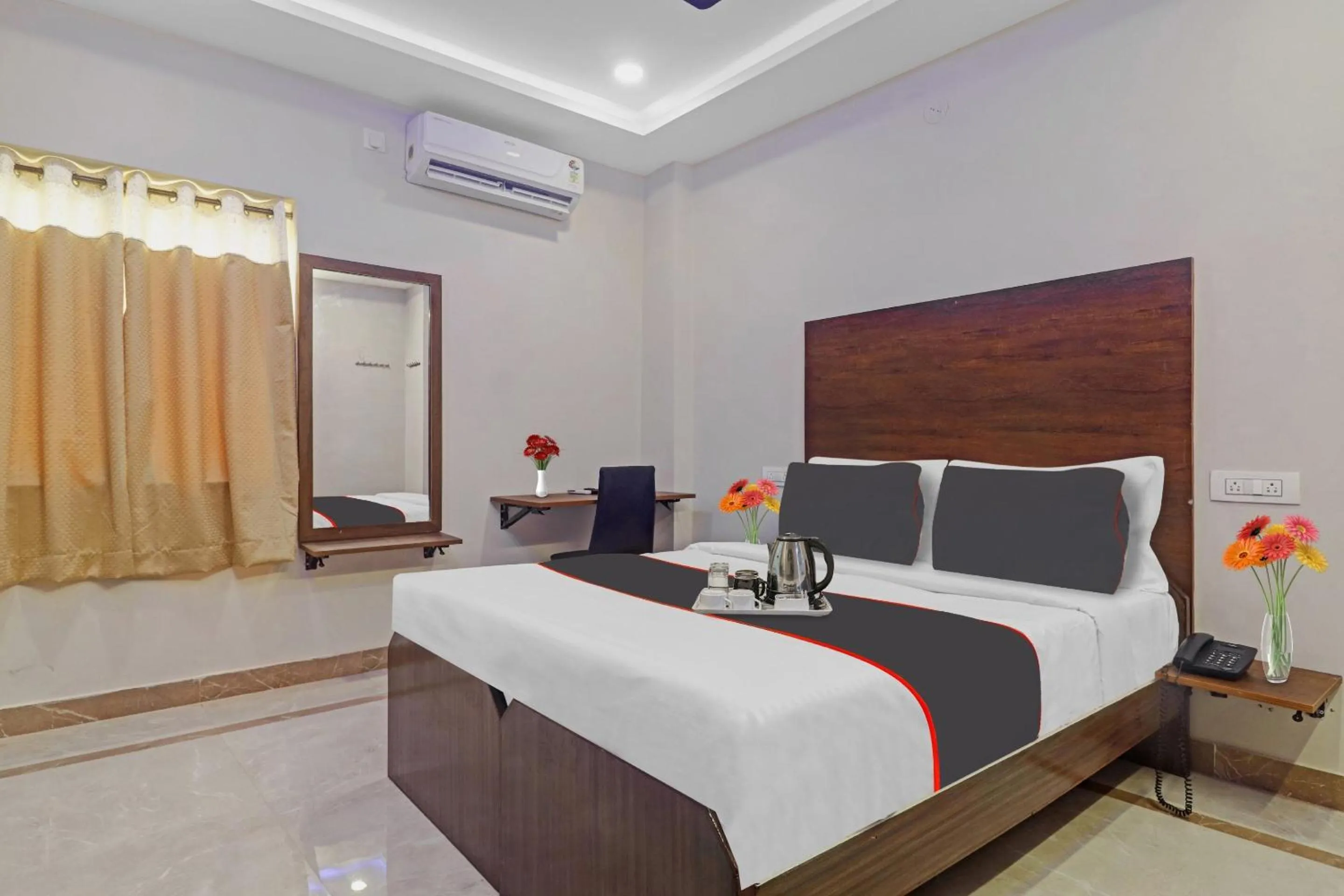 Bedroom, Bed in Super Capital O Srinika Inn