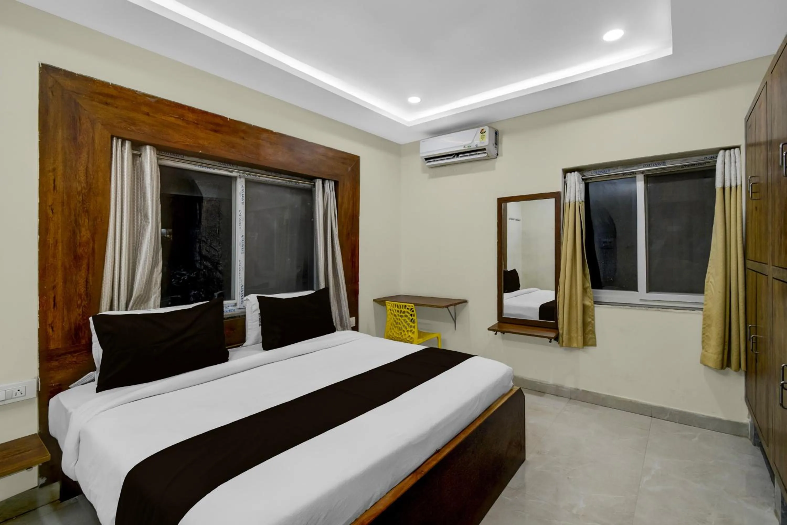 Bedroom, Bed in Super Townhouse Financial District Gachibowli Formerly Srinika Inn