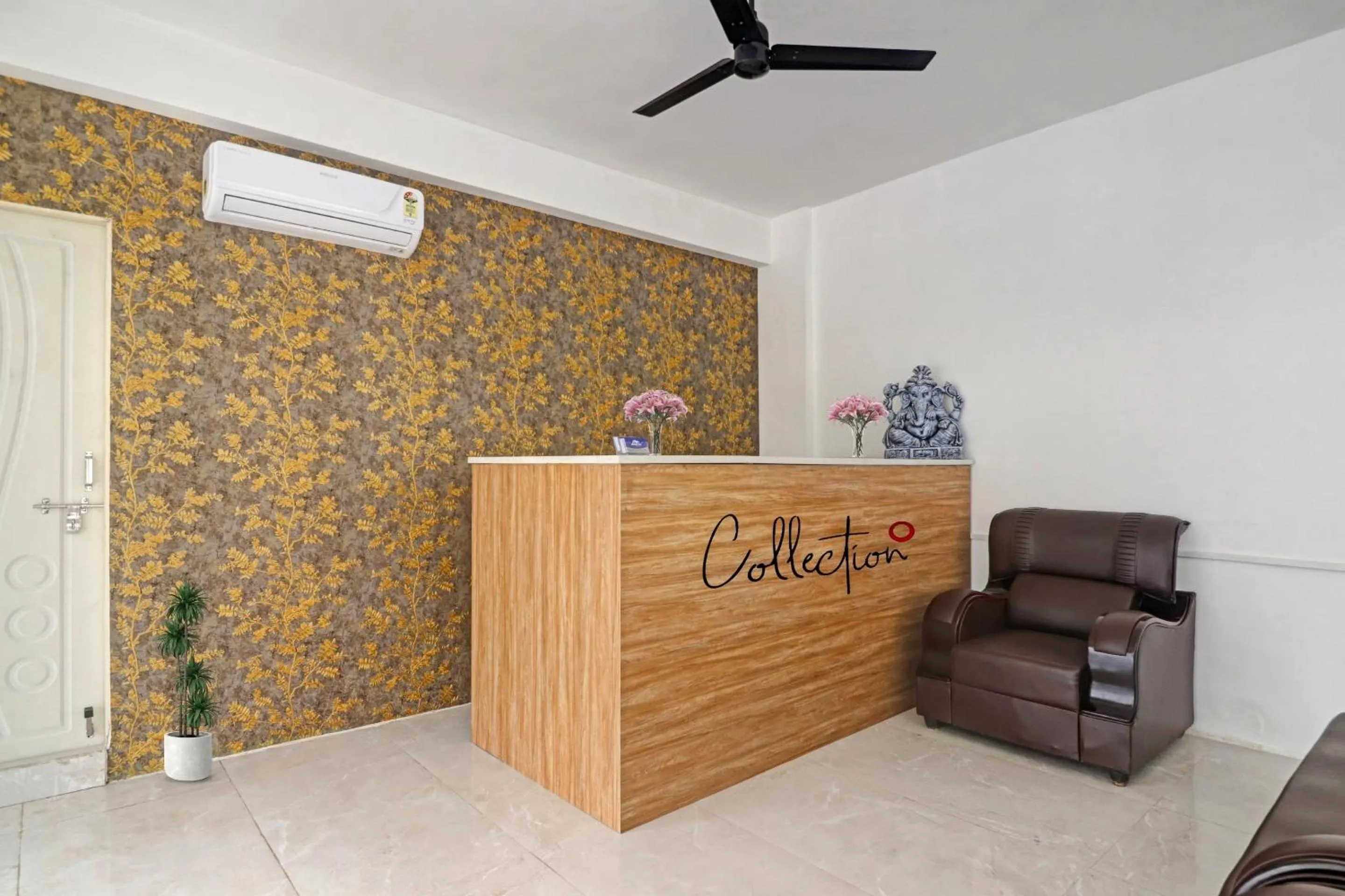 Lobby or reception in Super Capital O Srinika Inn