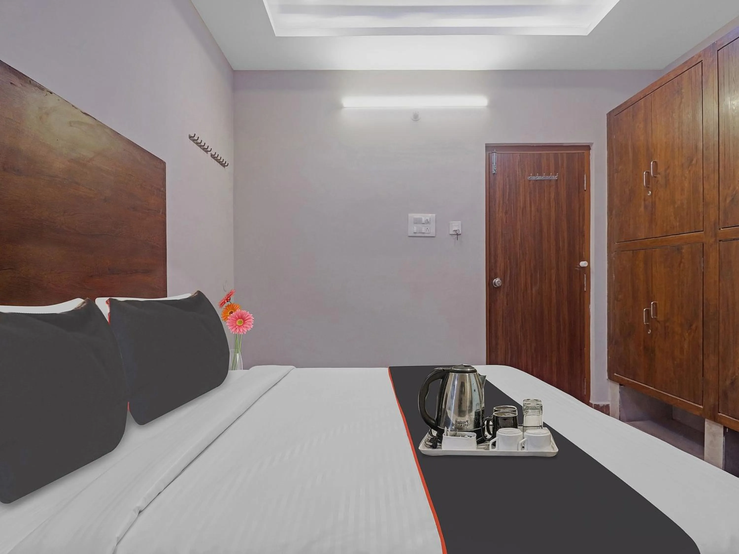 Bedroom, Bed in Super Capital O Srinika Inn