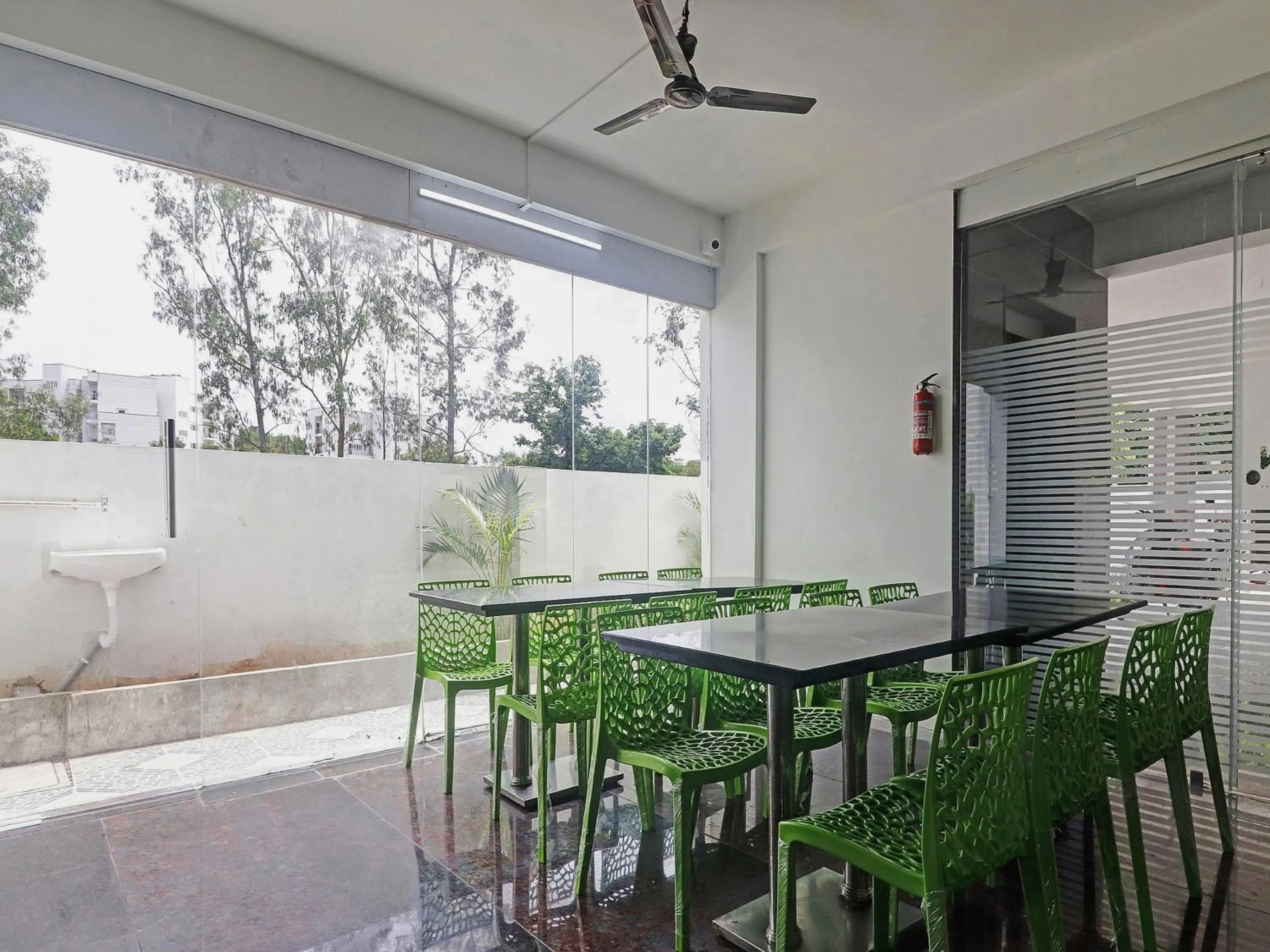 Restaurant/places to eat in Super Capital O Srinika Inn