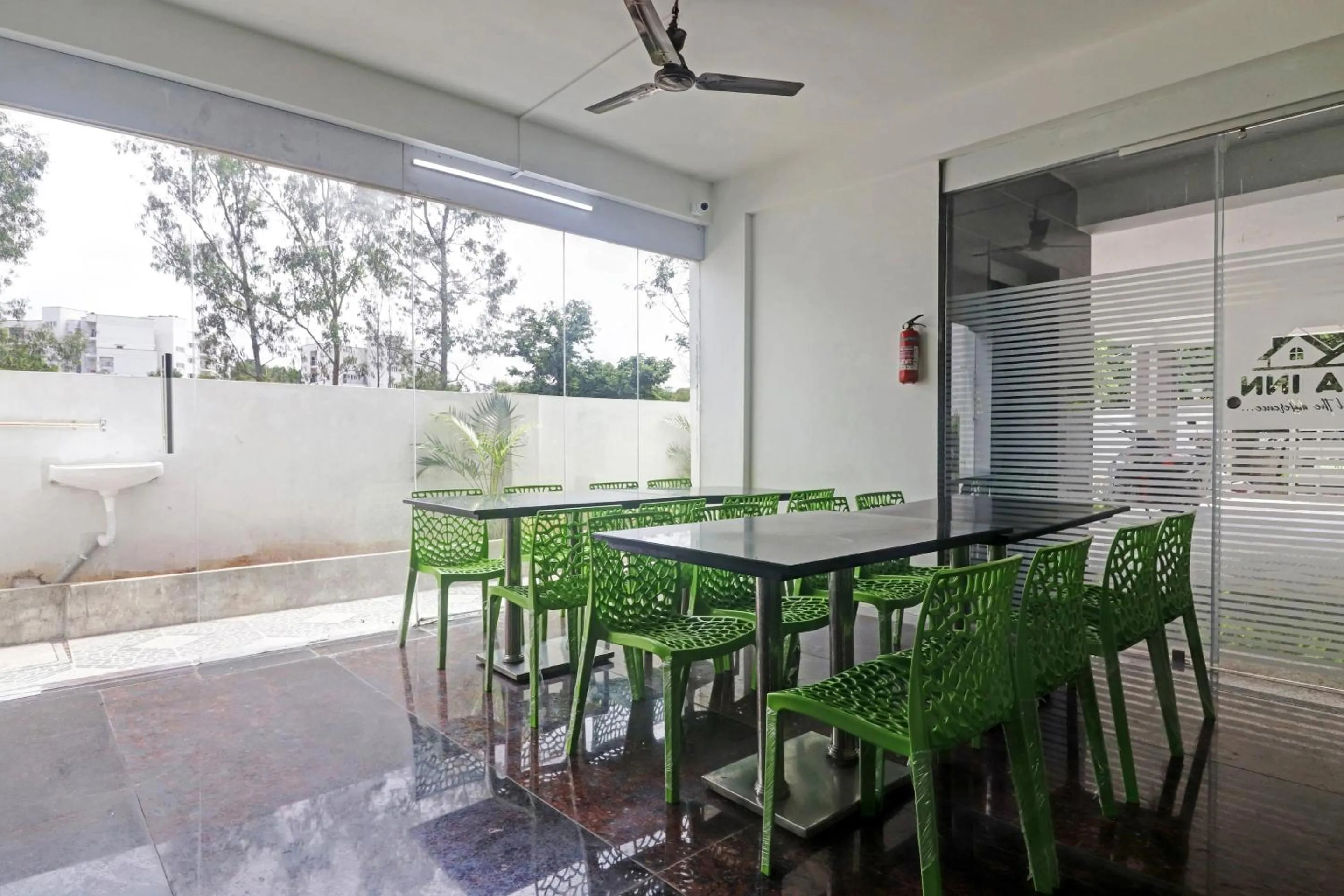 Restaurant/places to eat in Super Capital O Srinika Inn