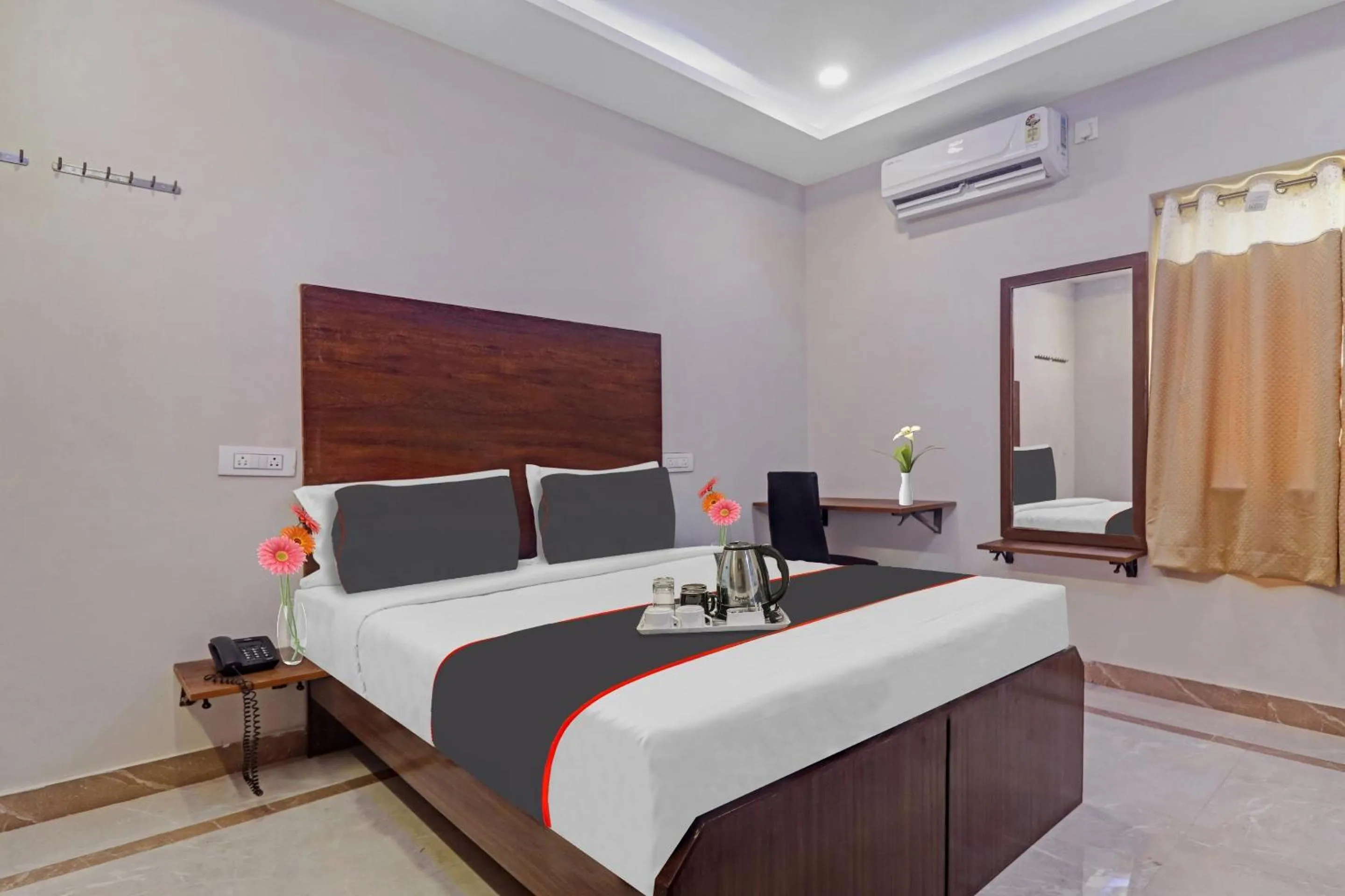 Bedroom, Bed in Super Capital O Srinika Inn