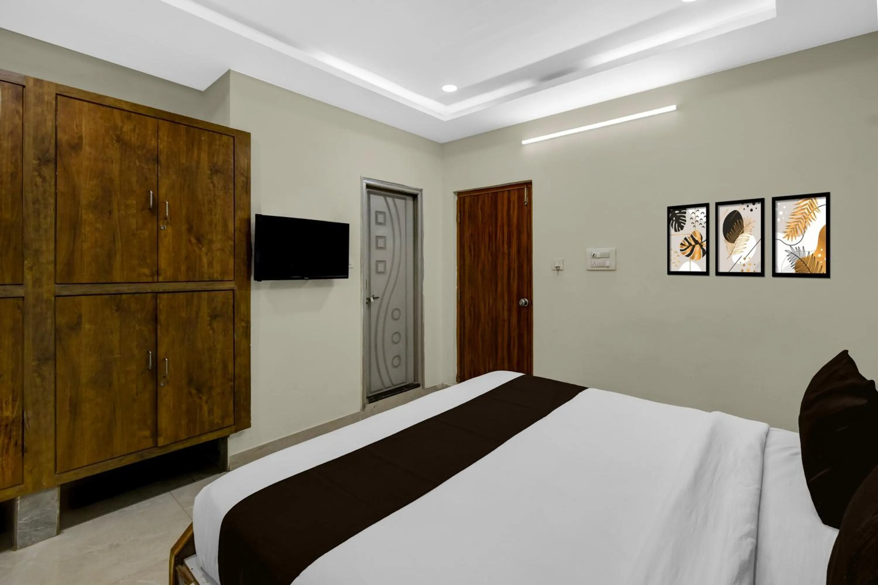 Bedroom, Bed in Super Townhouse Financial District Gachibowli Formerly Srinika Inn