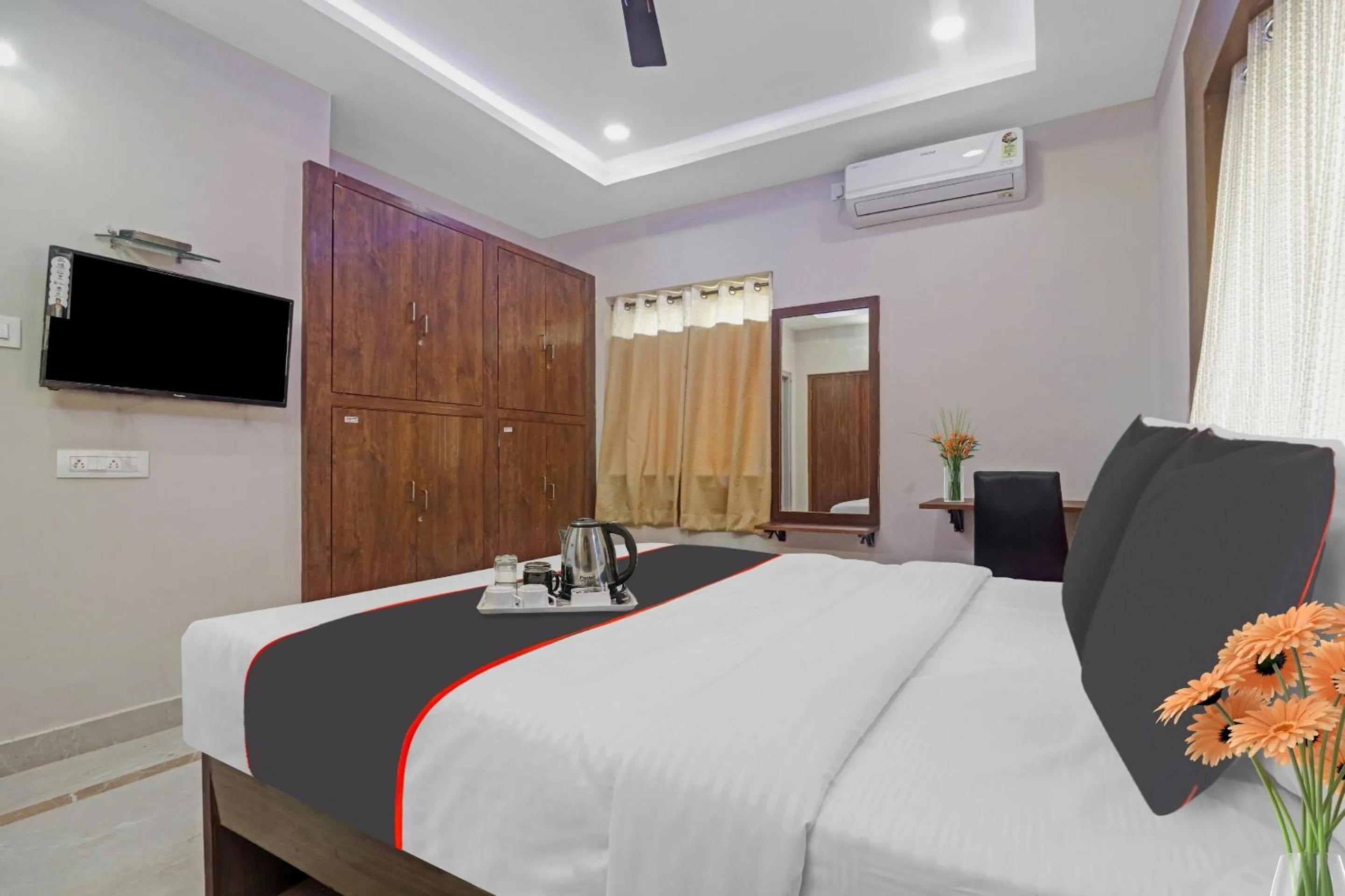 Bedroom, Bed in Super Capital O Srinika Inn