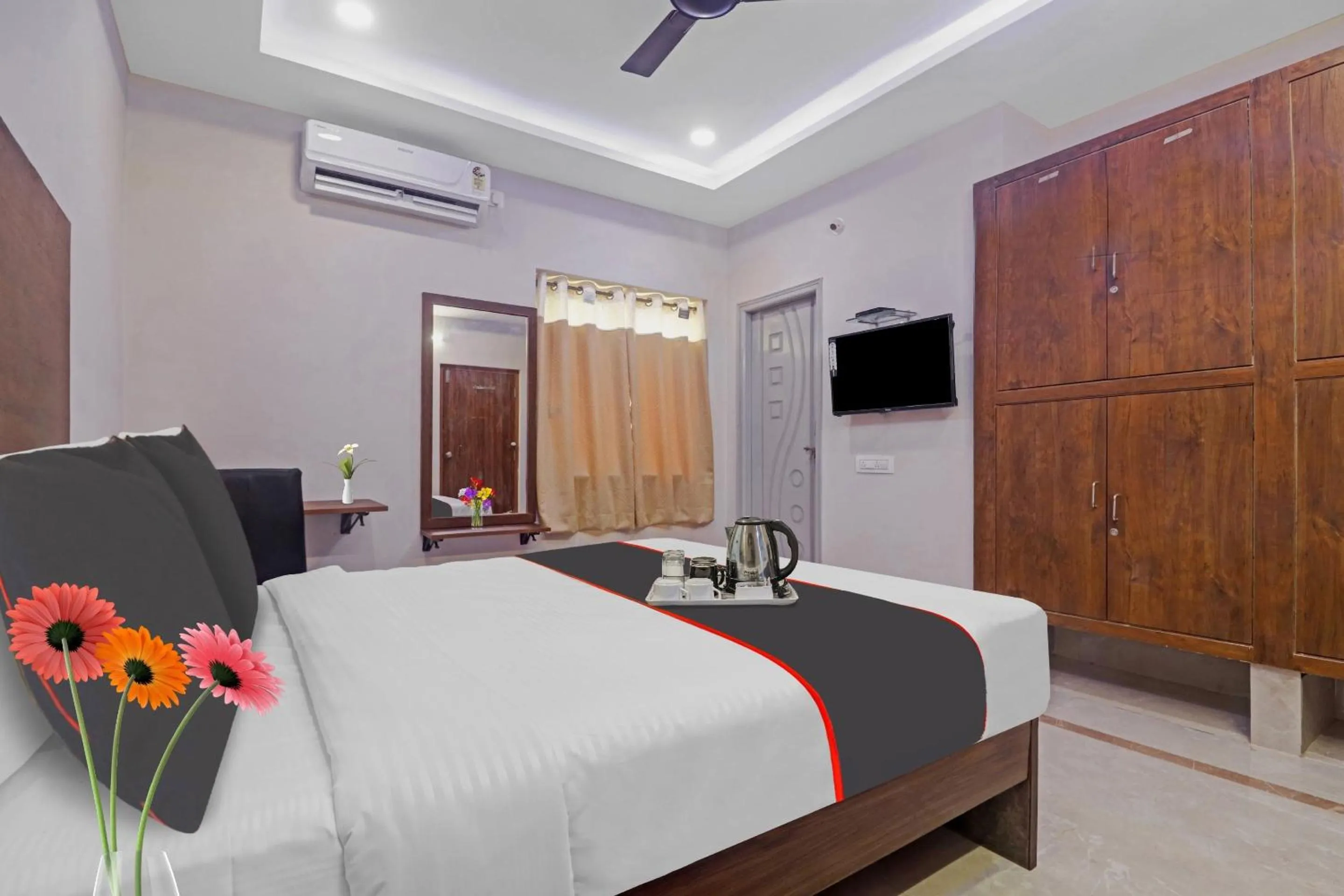 Bedroom, Bed in Super Capital O Srinika Inn