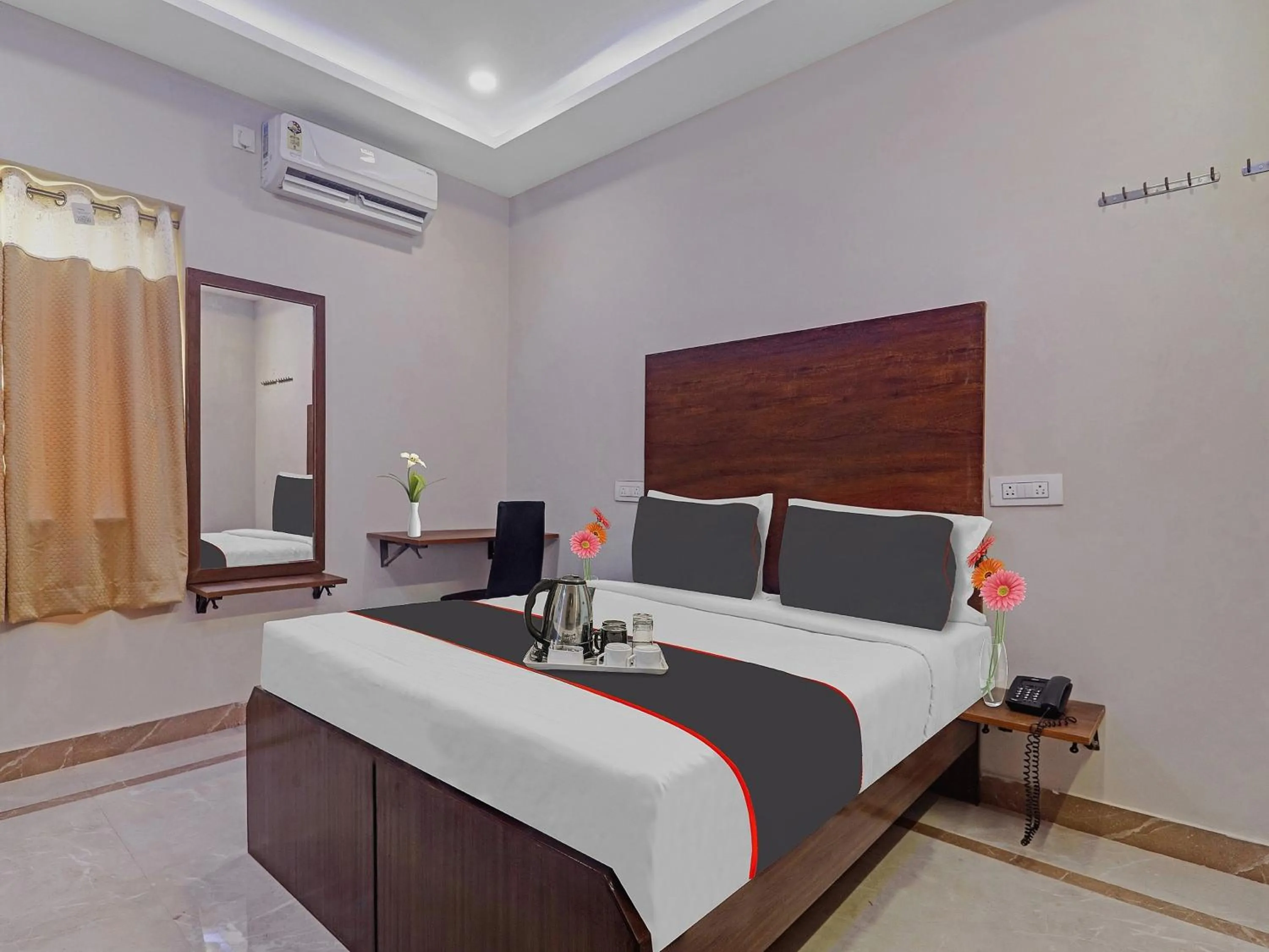 Bedroom, Bed in Super Capital O Srinika Inn