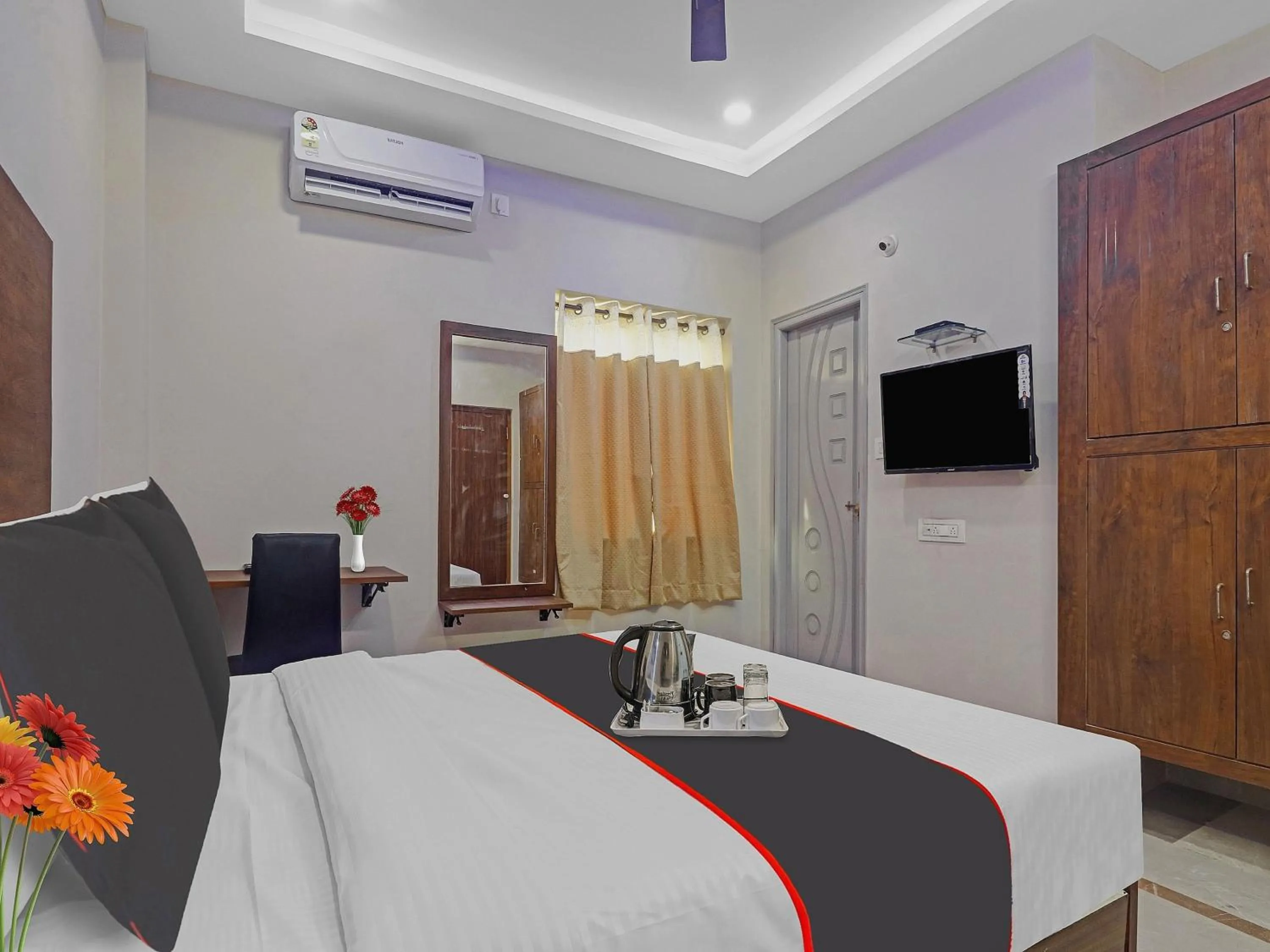 Facade/entrance, Bed in Super Capital O Srinika Inn