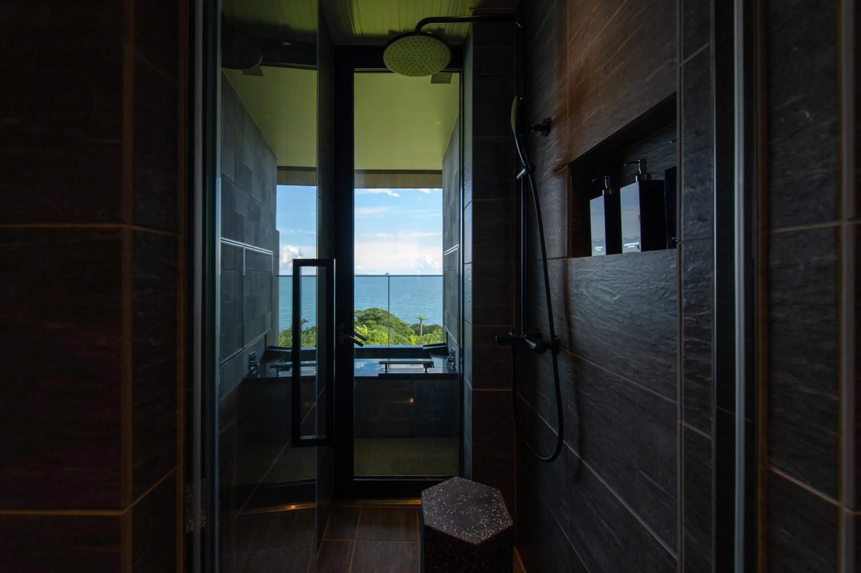 Shower in GOTO RETREAT by Onko Chishin