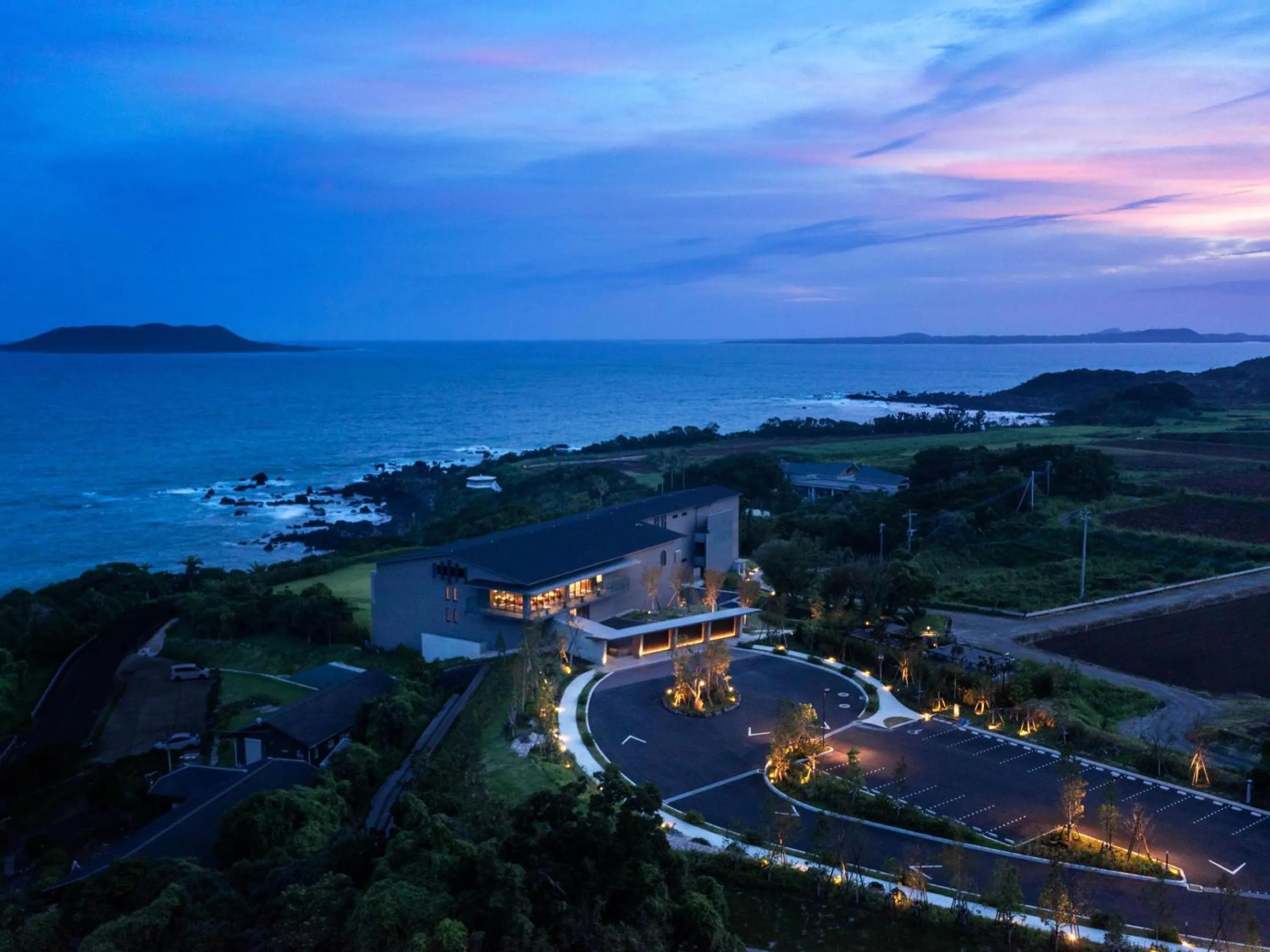 Property building in GOTO RETREAT by Onko Chishin