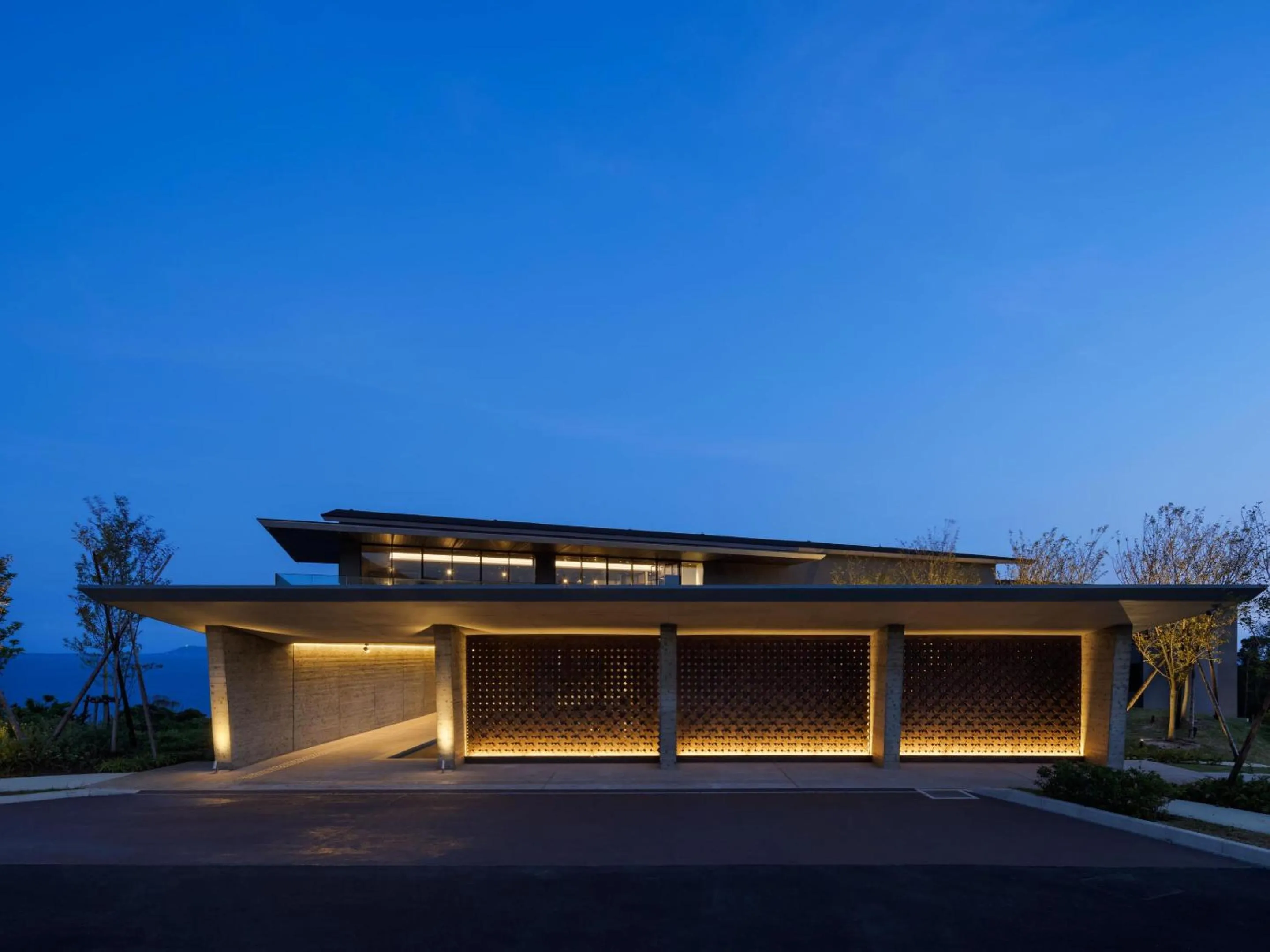 Property building in GOTO RETREAT by Onko Chishin