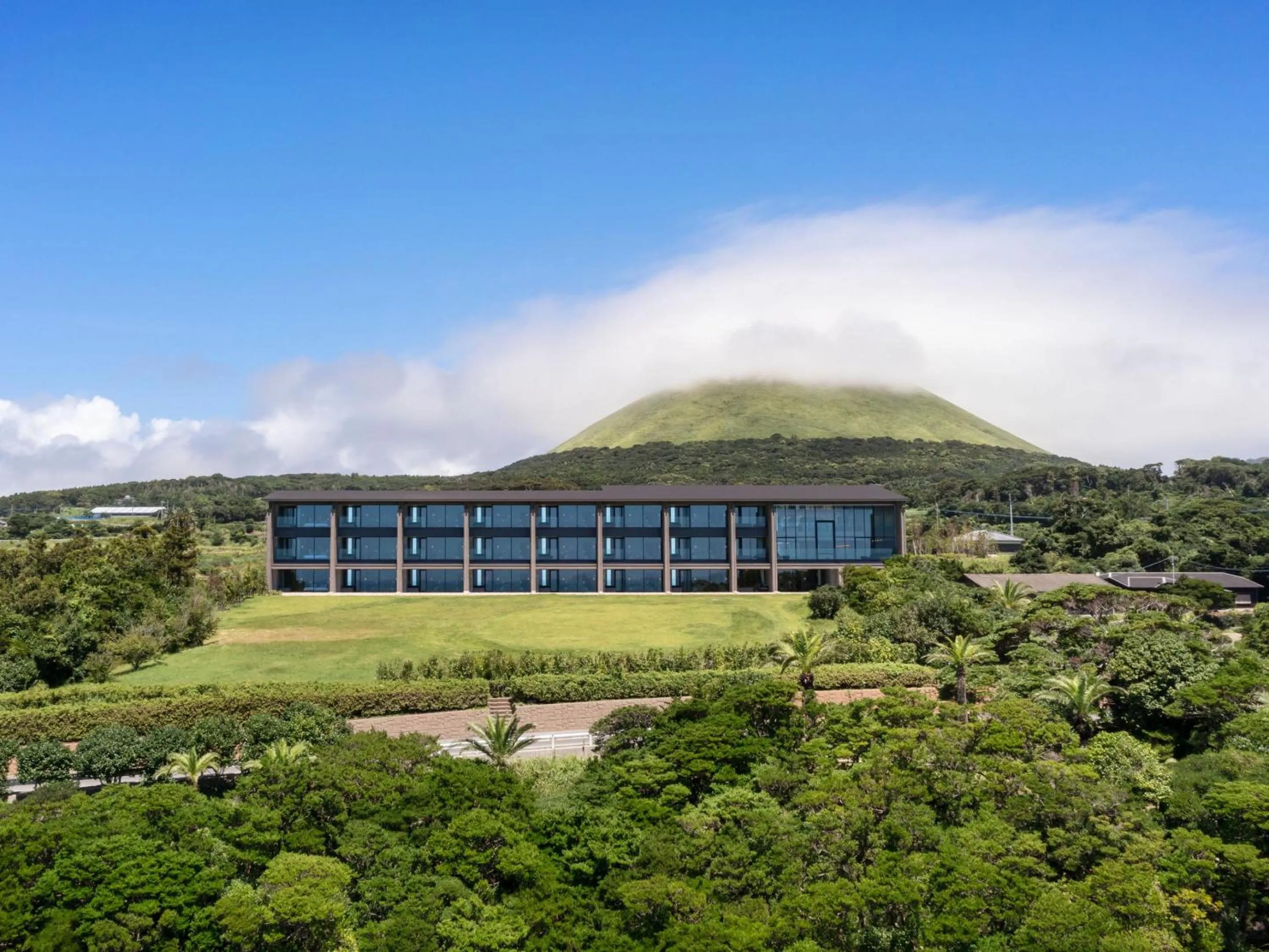 Property building in GOTO RETREAT by Onko Chishin