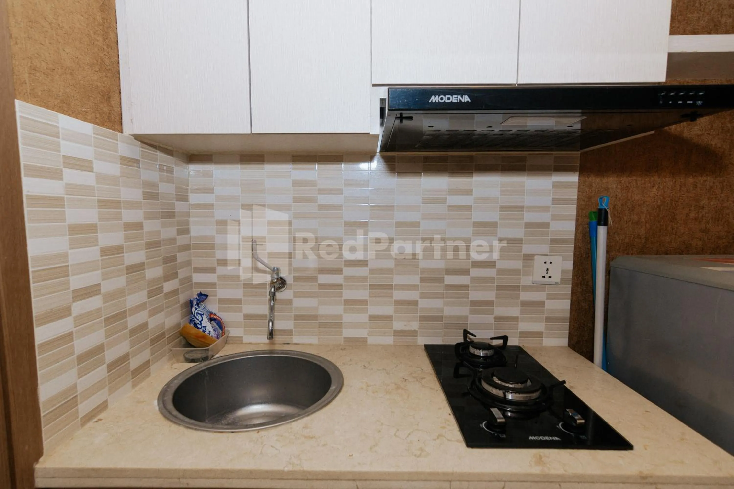 Kitchen or kitchenette in RedLiving Apartemen Podomoro Golf View - Queen Room Tower Dahoma