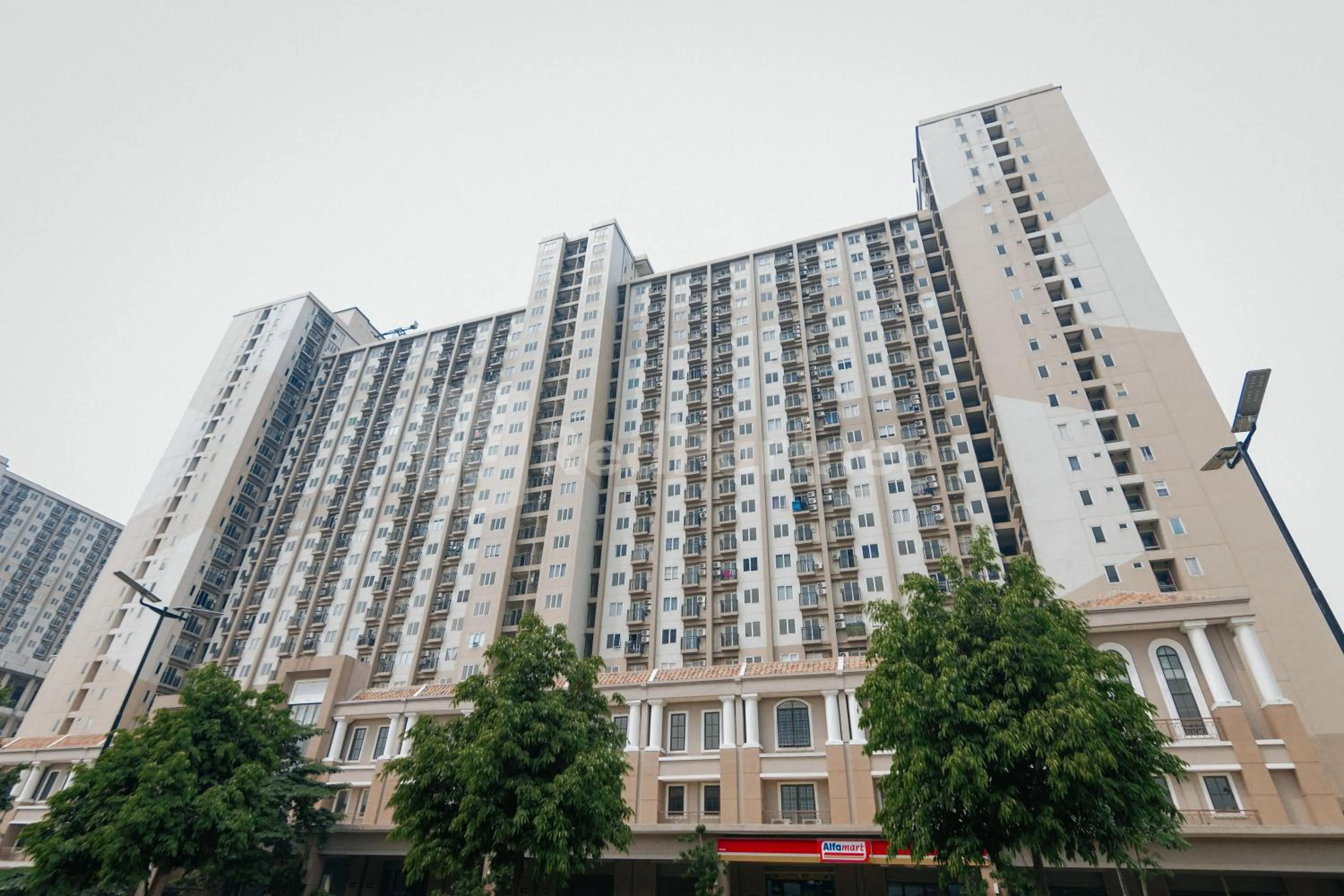 Property building in RedLiving Apartemen Podomoro Golf View - Queen Room Tower Dahoma