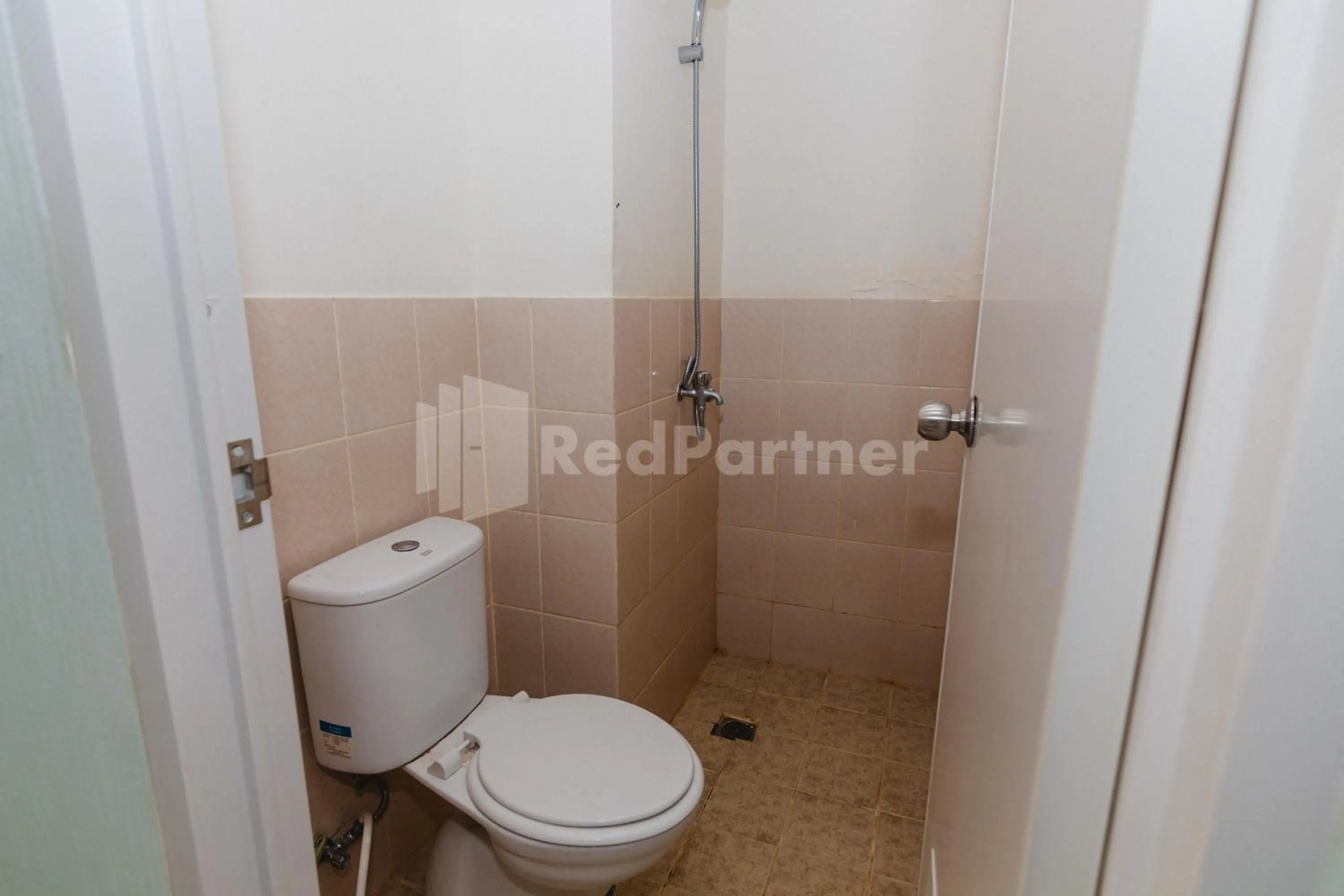 Bathroom in RedLiving Apartemen Podomoro Golf View - Queen Room Tower Dahoma
