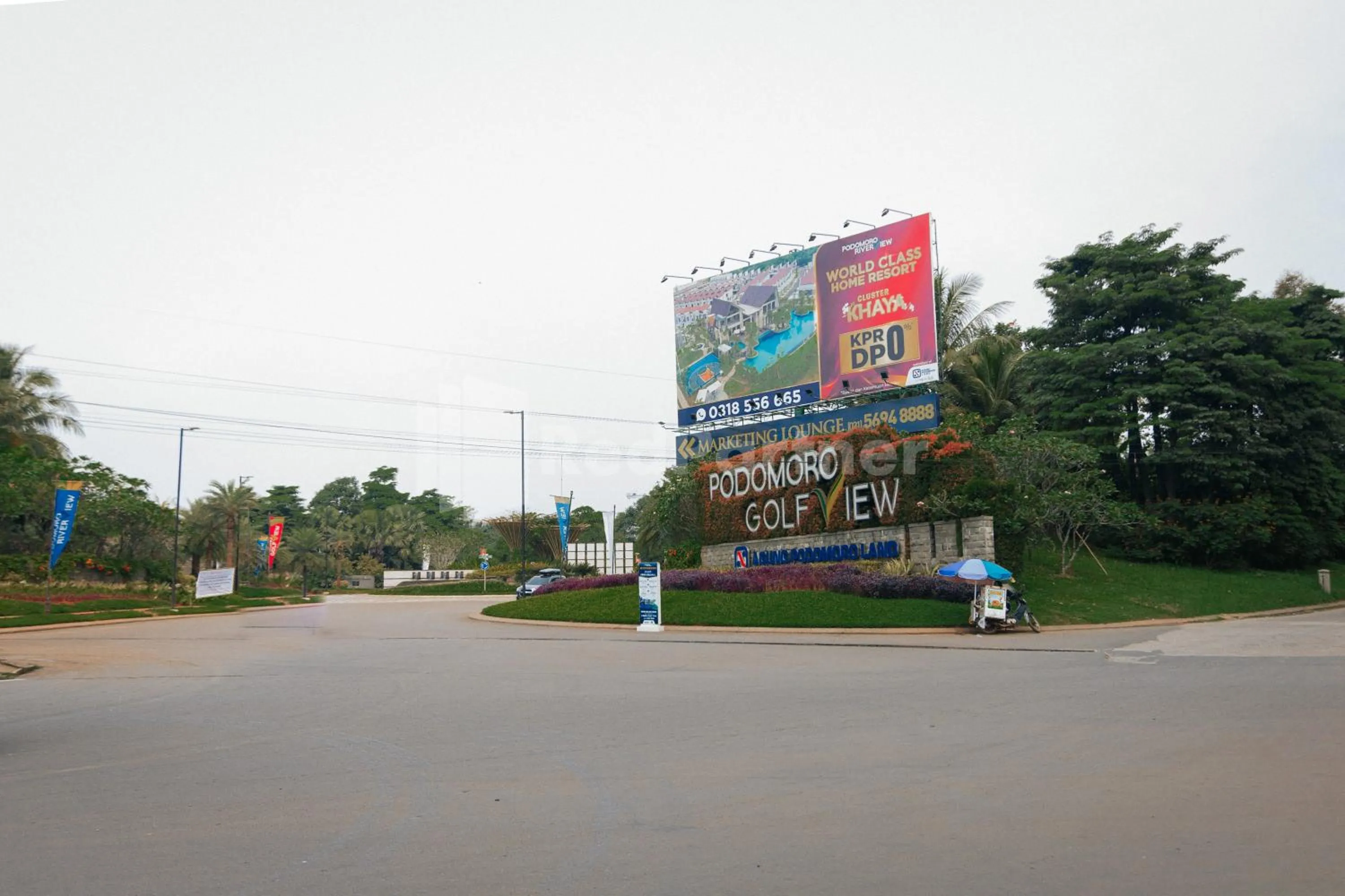 Property logo or sign in RedLiving Apartemen Podomoro Golf View - Queen Room Tower Dahoma