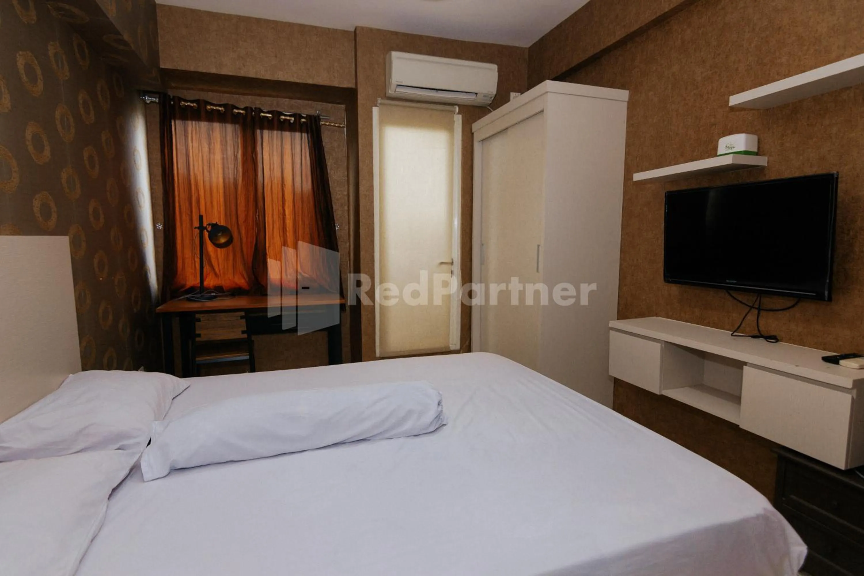Bedroom, Bed in RedLiving Apartemen Podomoro Golf View - Queen Room Tower Dahoma