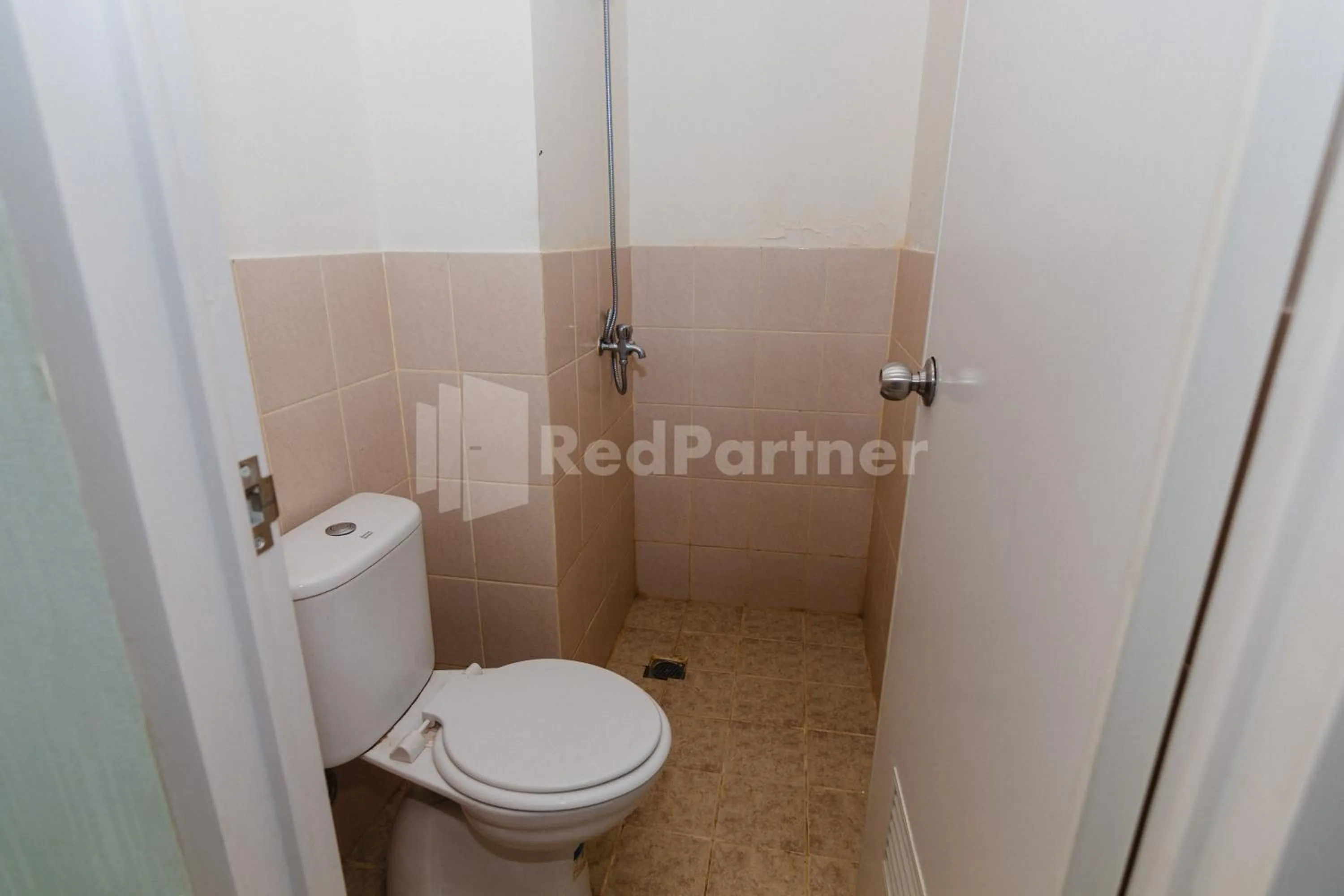 Bathroom in RedLiving Apartemen Podomoro Golf View - Queen Room Tower Dahoma